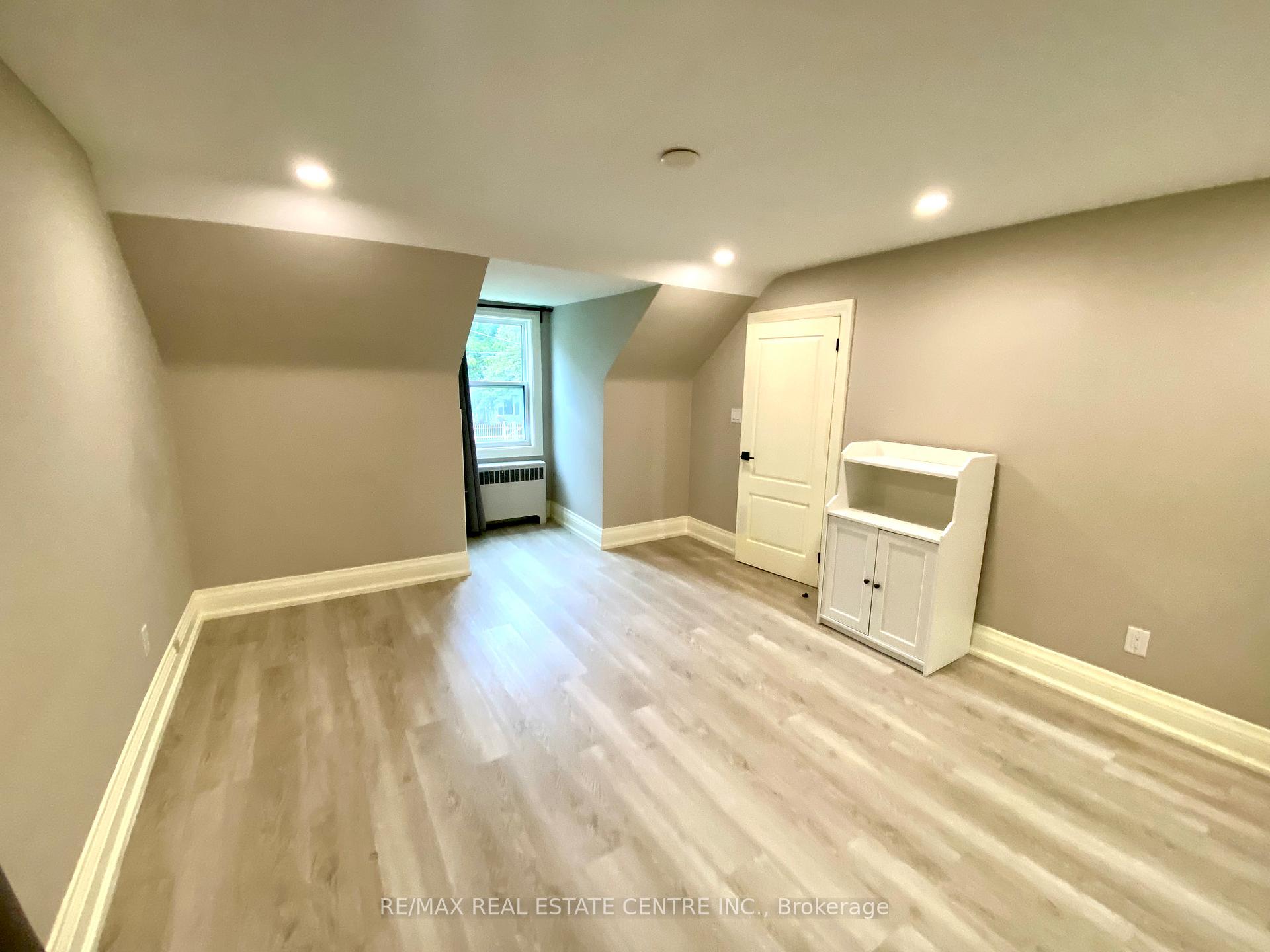 Photo 16 of 21 John Street E, Markham, Thornhill — HOMEH