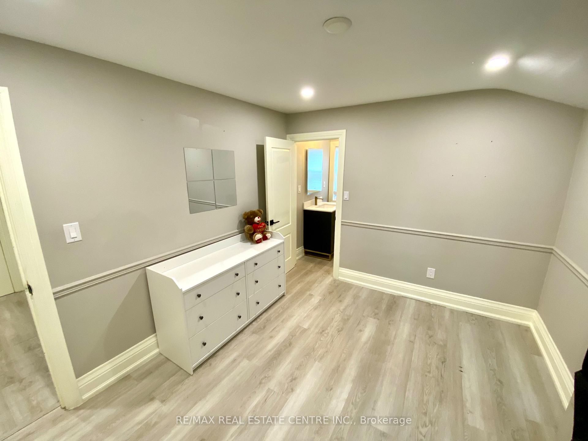 Photo 18 of 21 John Street E, Markham, Thornhill — HOMEH