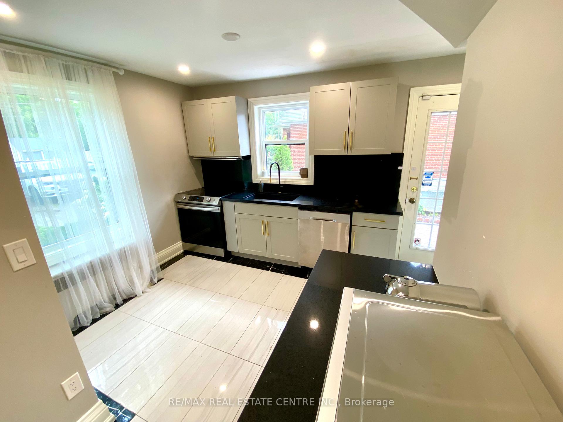Photo 23 of 21 John Street E, Markham, Thornhill — HOMEH
