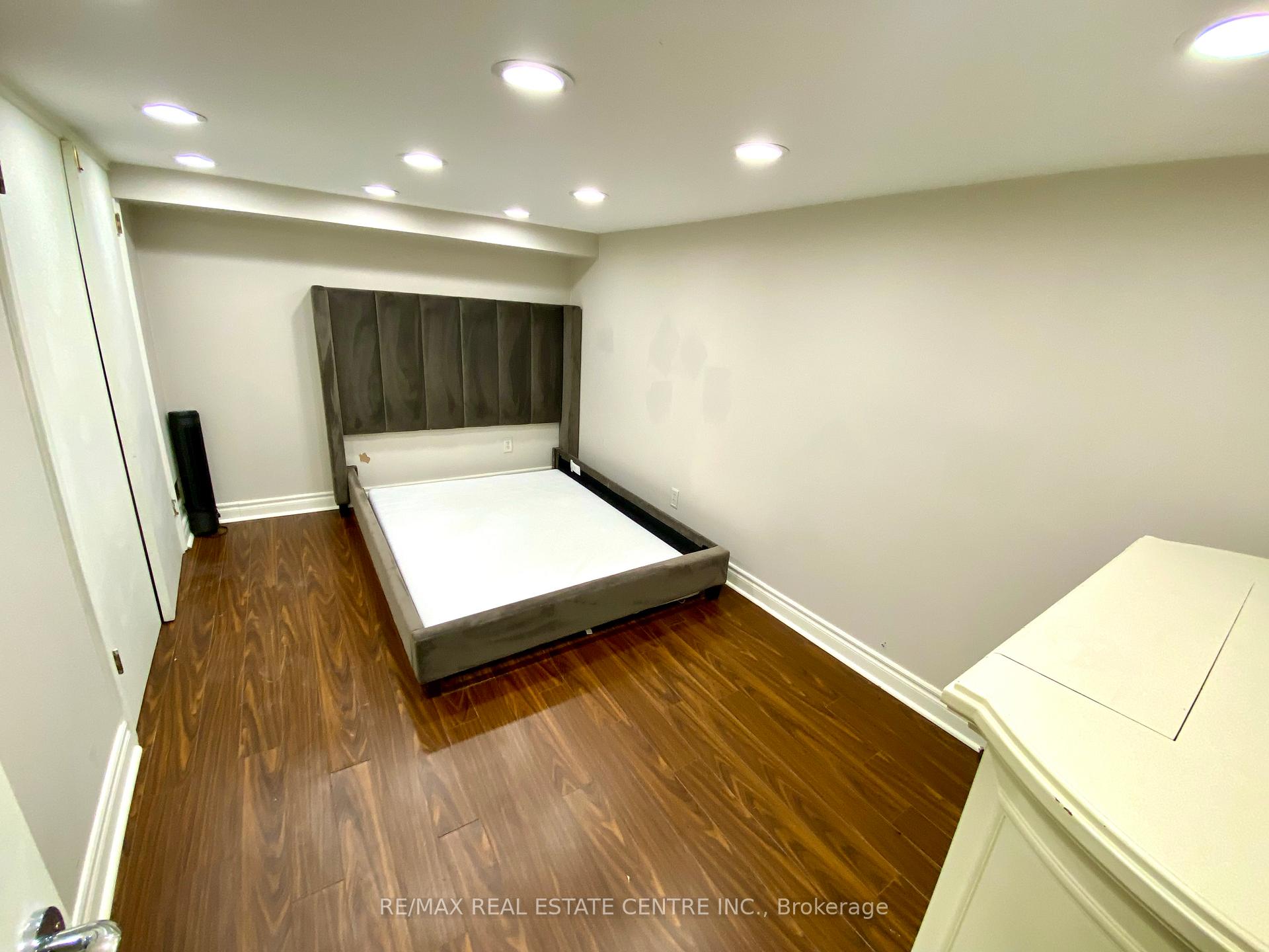 Photo 31 of 21 John Street E, Markham, Thornhill — HOMEH