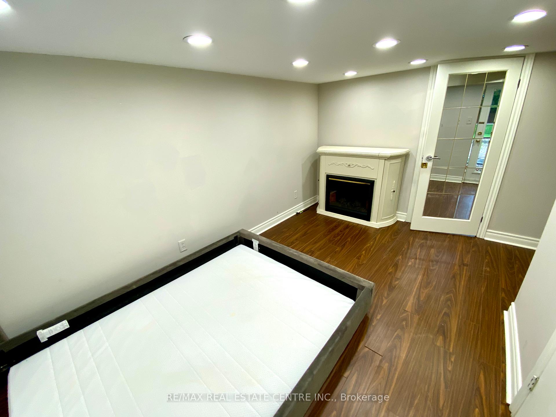 Photo 32 of 21 John Street E, Markham, Thornhill — HOMEH
