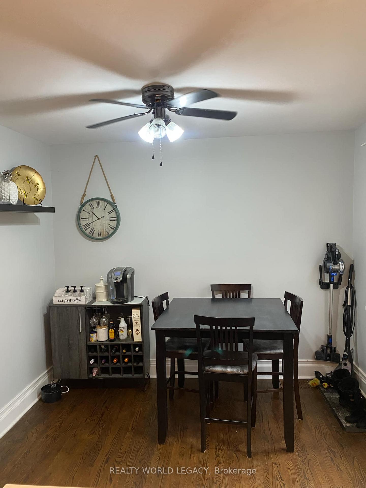 Photo 3 of 169 Graham Avenue S, Hamilton, Delta — HOMEH