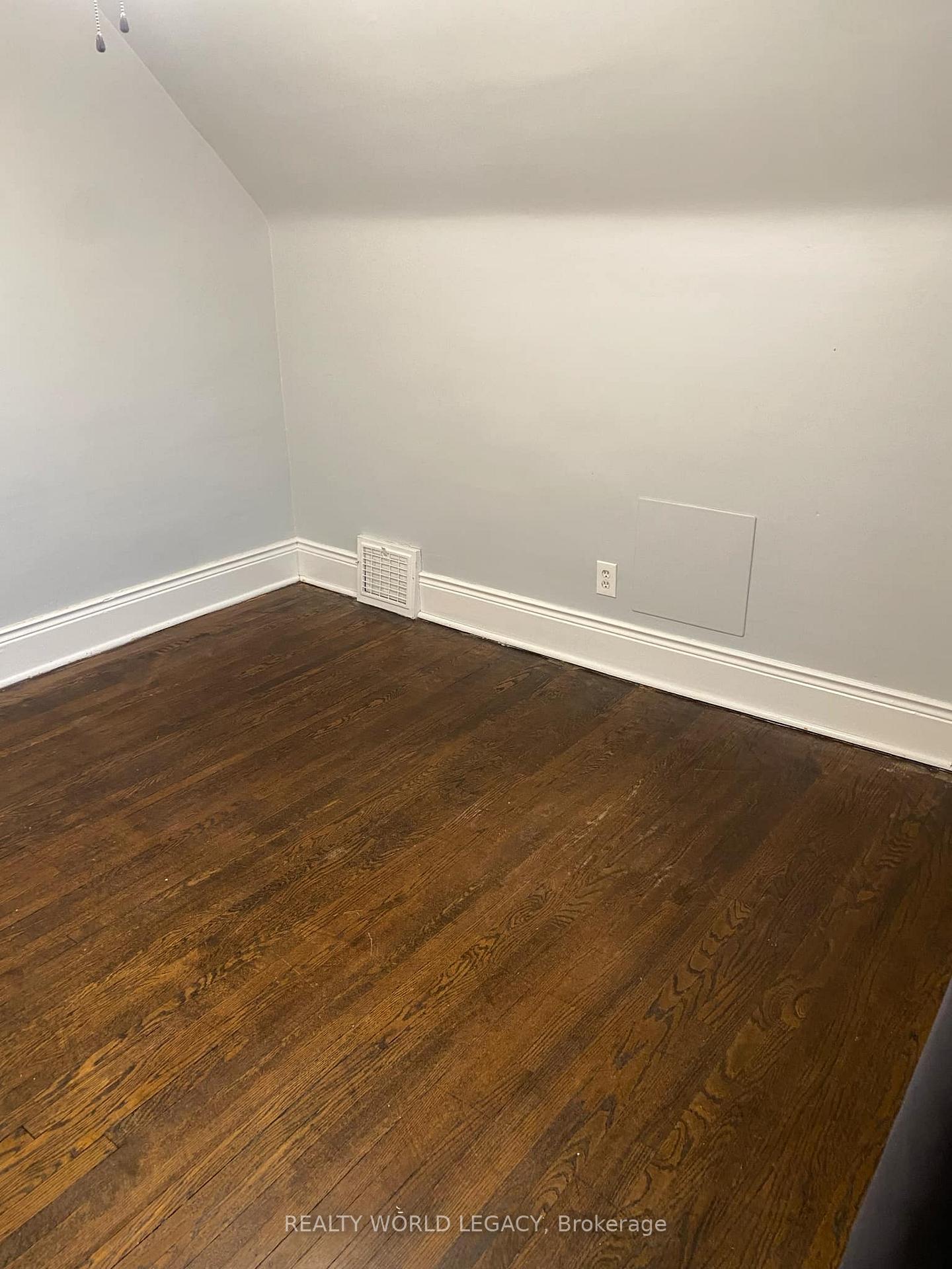 Photo 11 of 169 Graham Avenue S, Hamilton, Delta — HOMEH