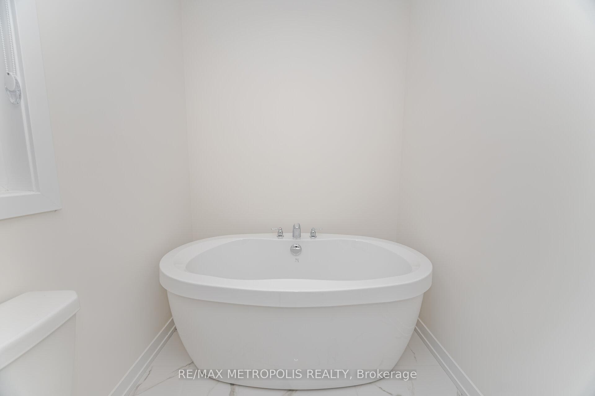 Photo 35 of 1460 Rose Way, Milton, Cobban — HOMEH