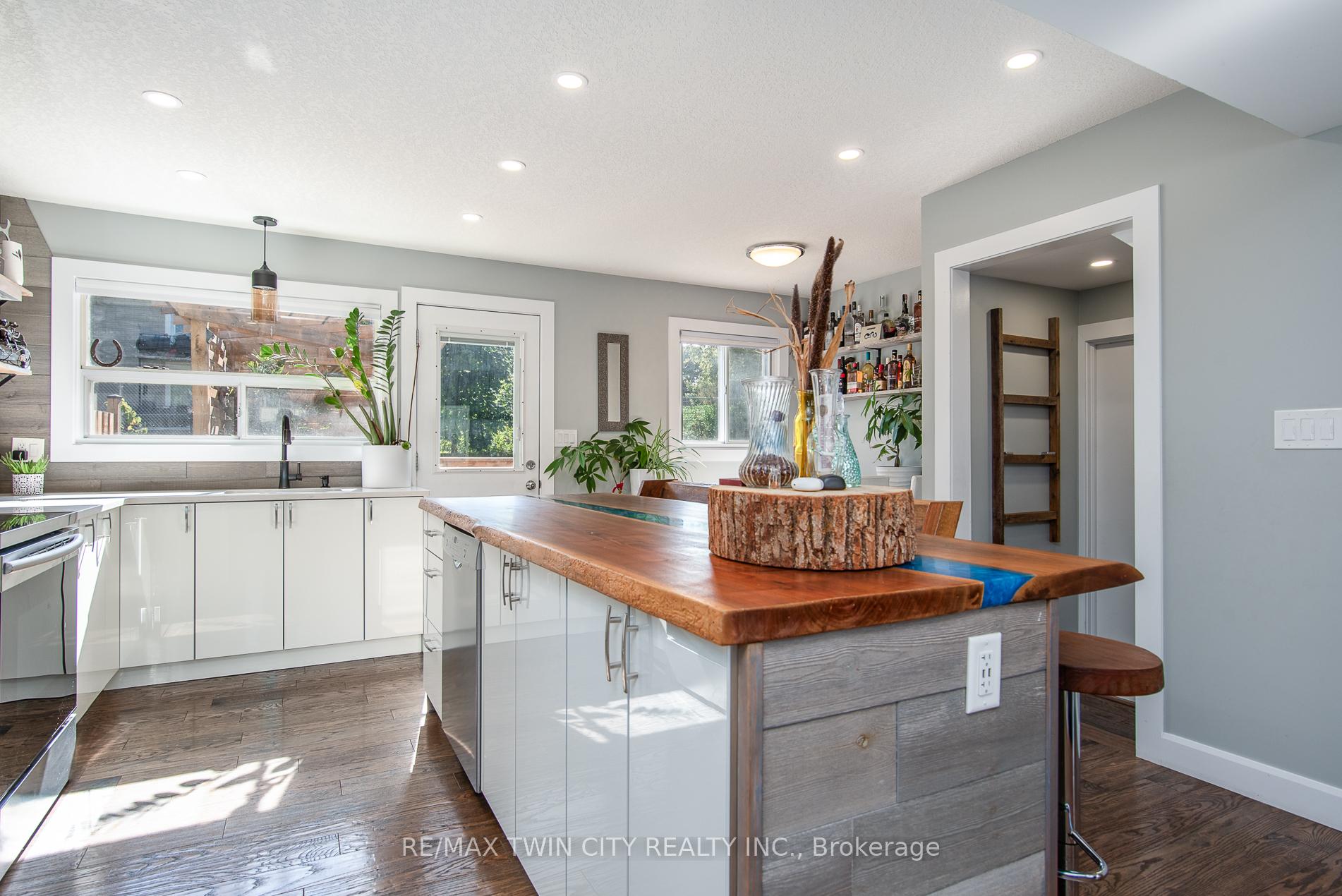 Photo 29 of 131 Kraft Avenue, Kitchener — HOMEH