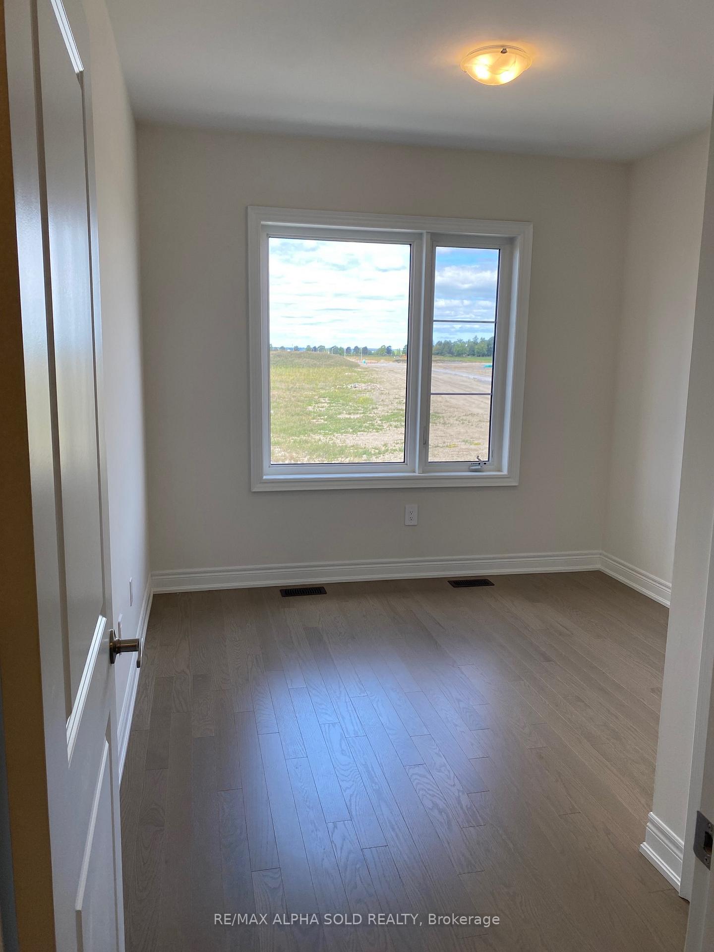 Photo 5 of 559 Vine Cliff Boulevard, Markham, Rural Markham — HOMEH