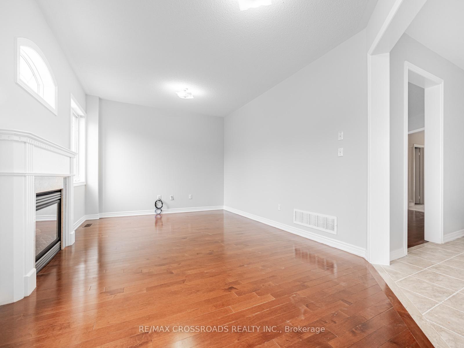 Photo 4 of 90 Reginald Lamb Crescent, Markham, Box Grove — HOMEH