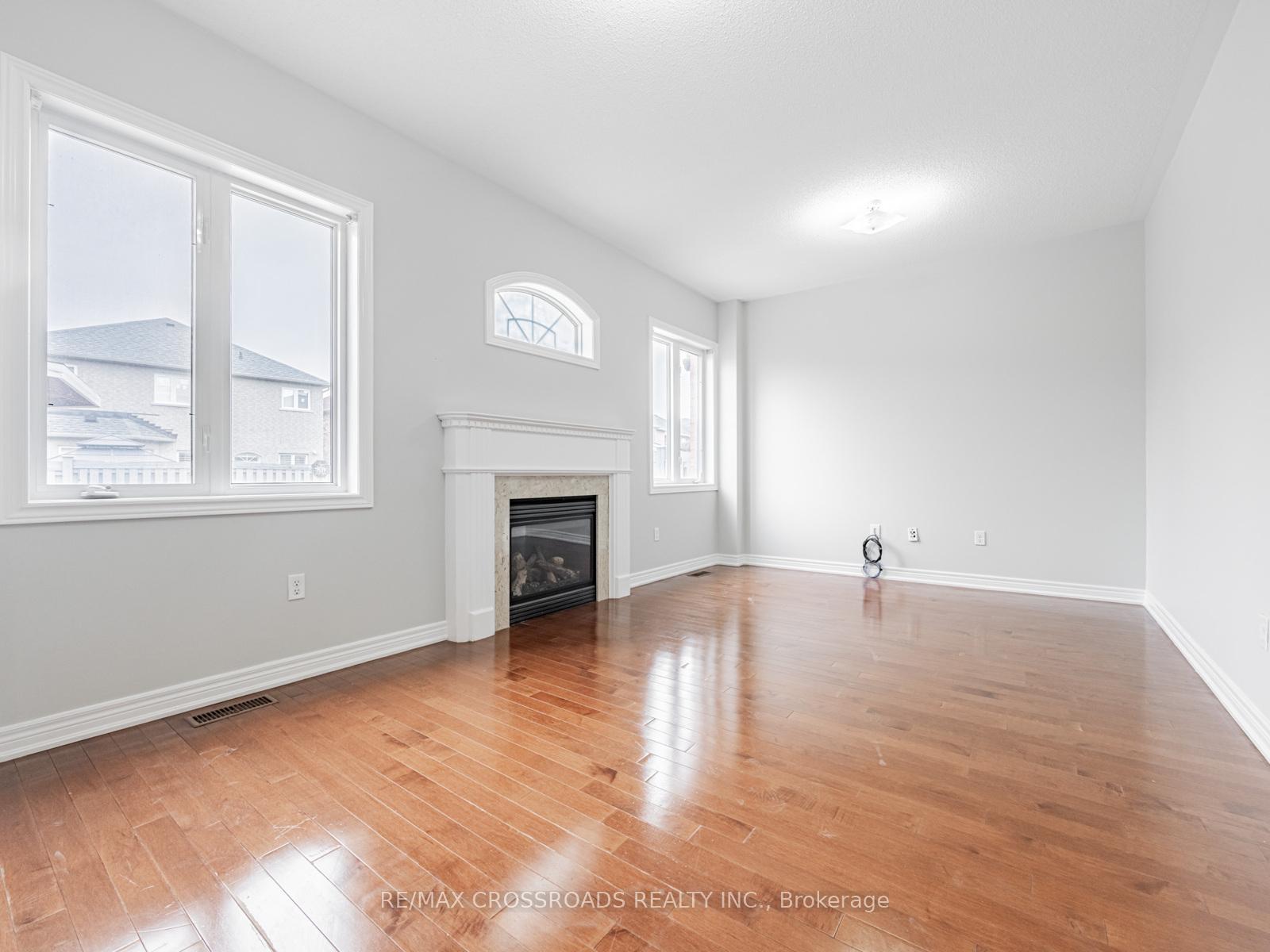 Photo 5 of 90 Reginald Lamb Crescent, Markham, Box Grove — HOMEH