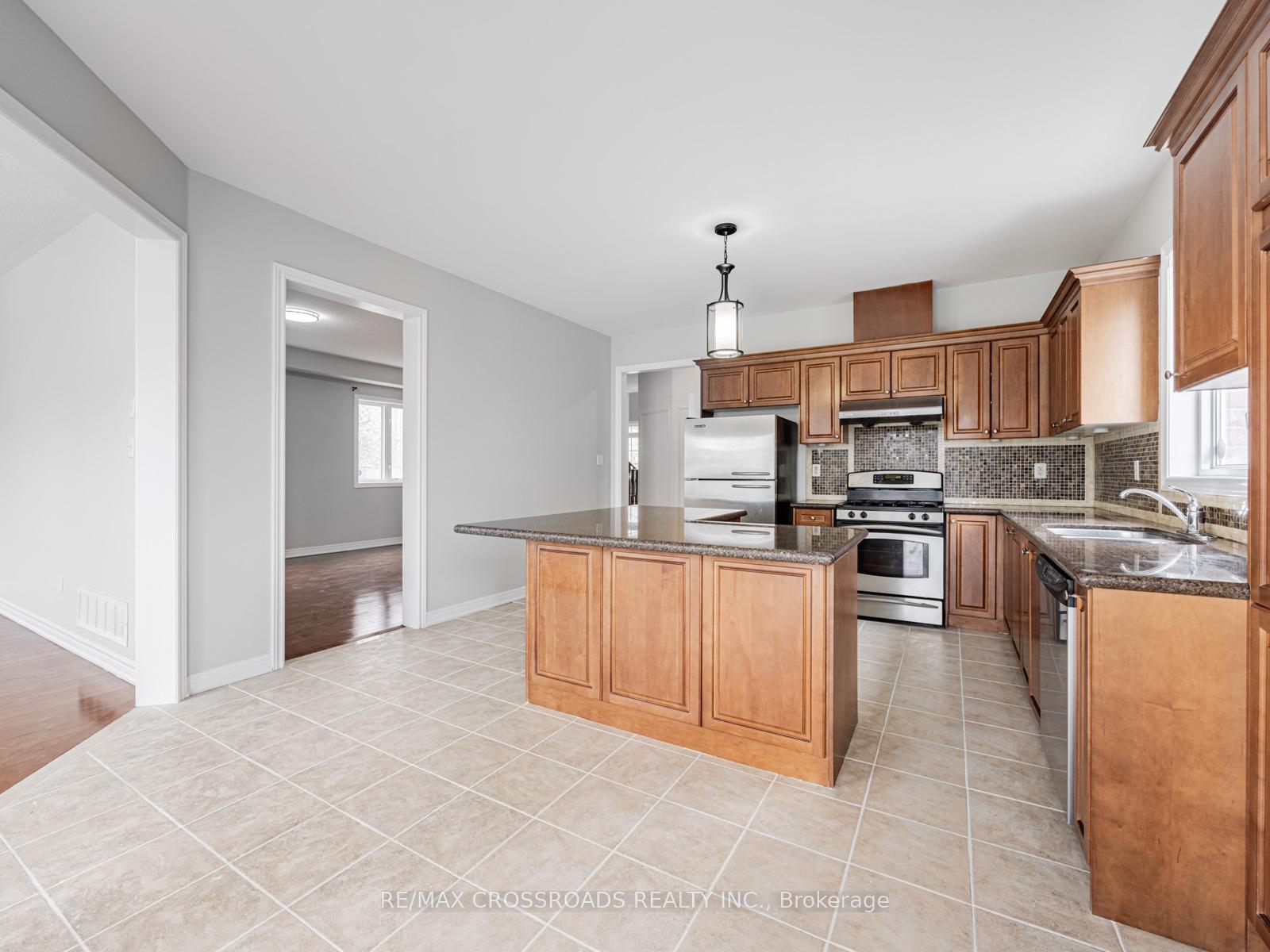 Photo 8 of 90 Reginald Lamb Crescent, Markham, Box Grove — HOMEH