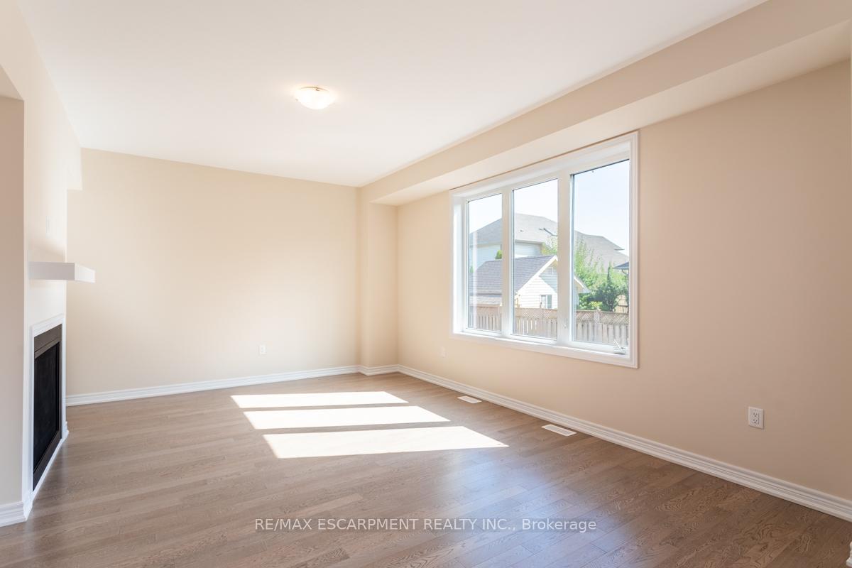 Photo 12 of 59 Starfire Crescent, Hamilton, Winona — HOMEH