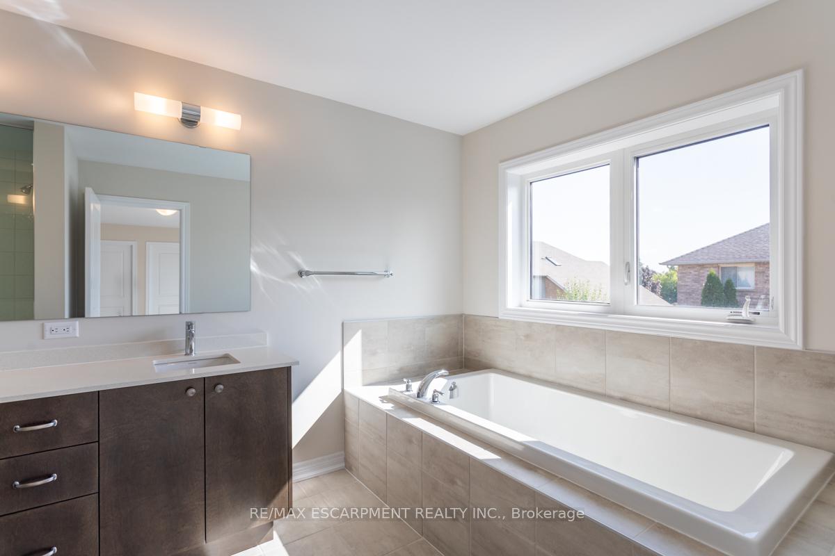 Photo 21 of 59 Starfire Crescent, Hamilton, Winona — HOMEH