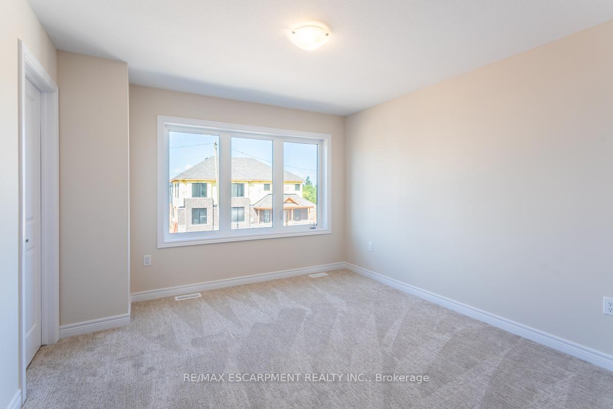 Photo 31 of 59 Starfire Crescent, Hamilton, Winona — HOMEH