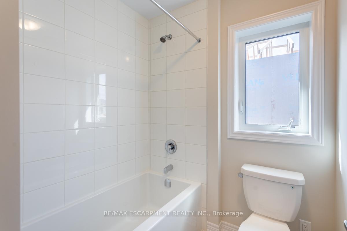 Photo 32 of 59 Starfire Crescent, Hamilton, Winona — HOMEH