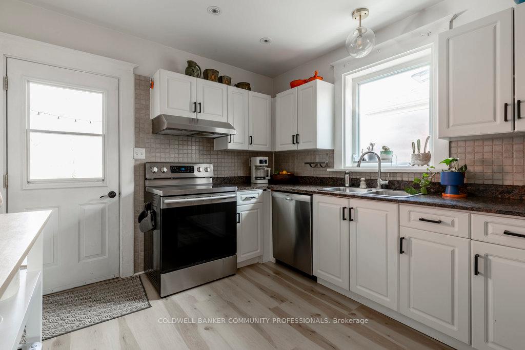 Photo 15 of 132 West Avenue W, Kitchener — HOMEH