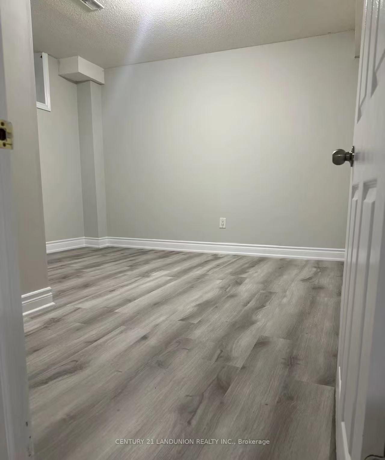 Photo 4 of 620 Highglen Avenue, Markham, Middlefield — HOMEH