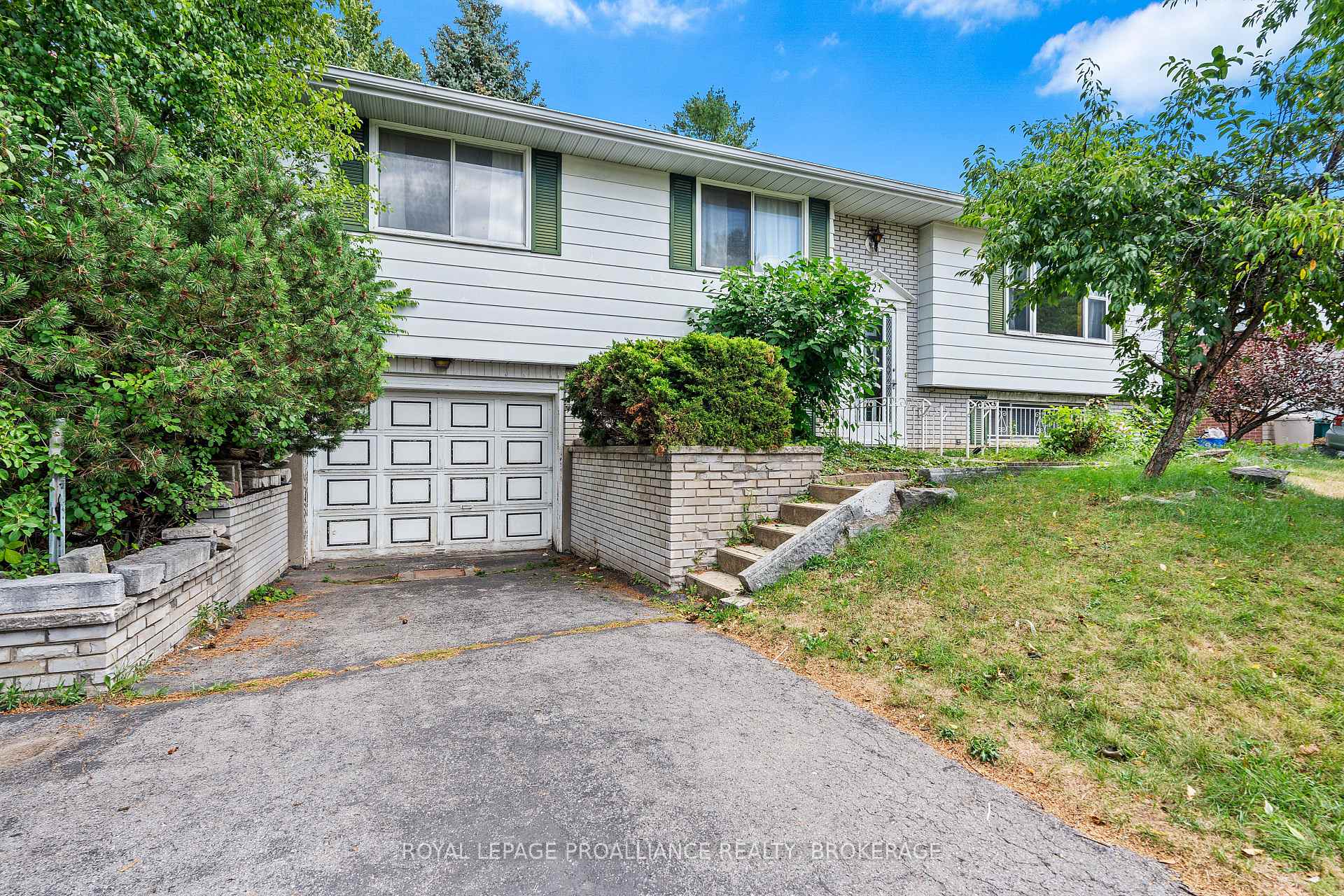Front of 327 Avenue Road