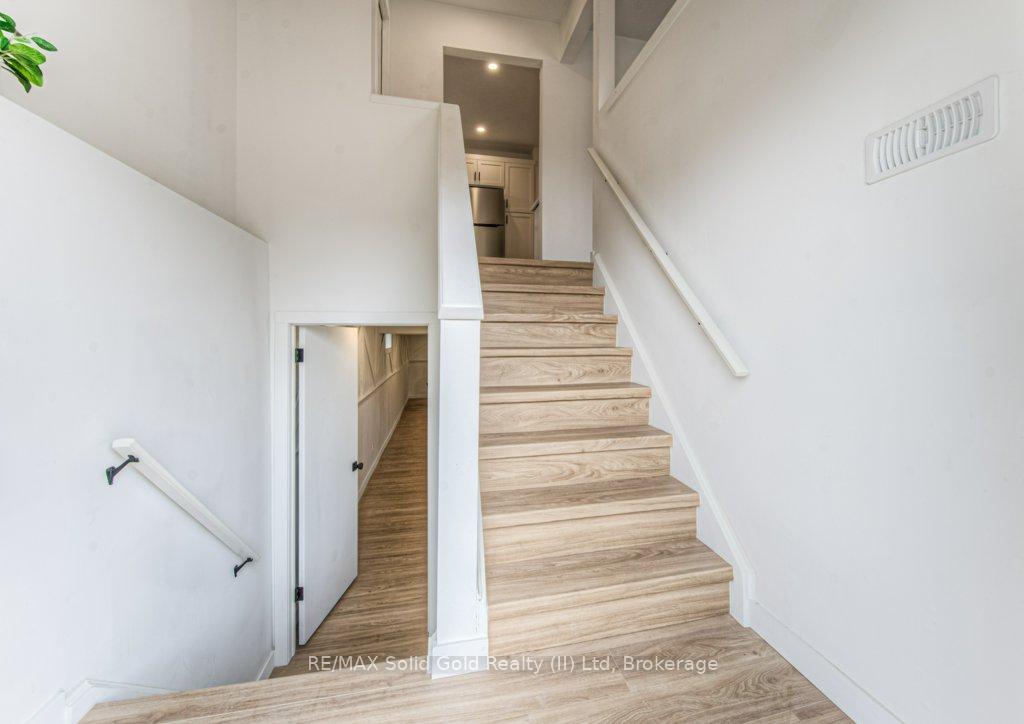 Photo 2 of 92 Timberlane Crescent, Kitchener — HOMEH