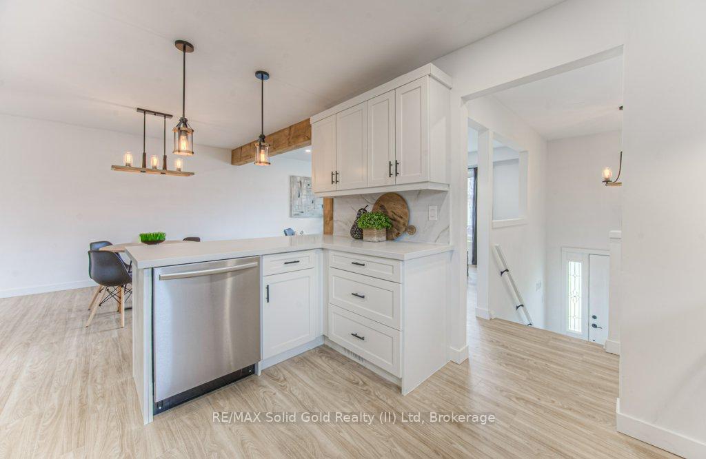 Photo 5 of 92 Timberlane Crescent, Kitchener — HOMEH