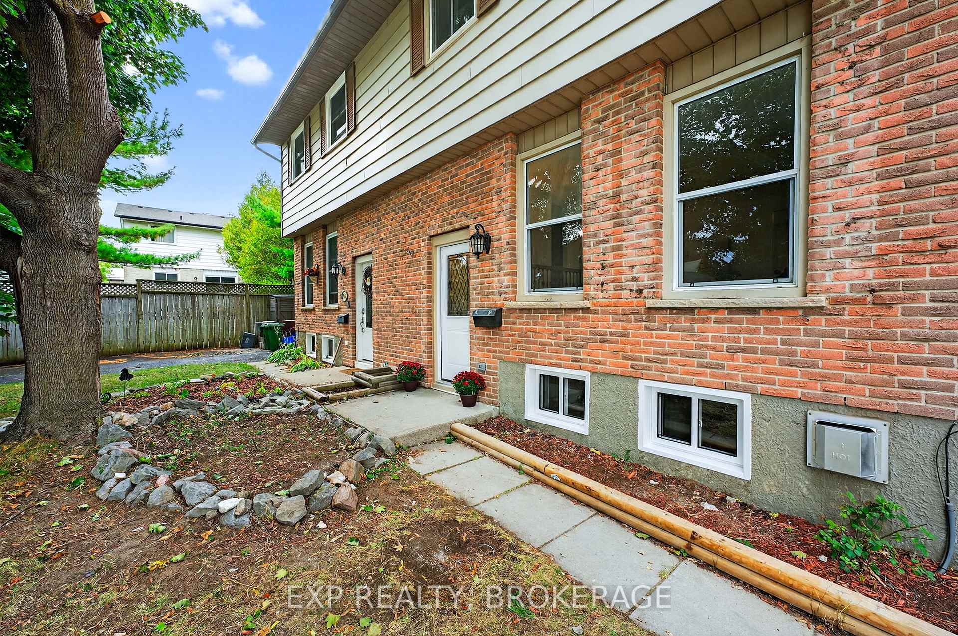 Photo 12 of 834 Cedarwood Drive, Kingston, City Northwest — HOMEH