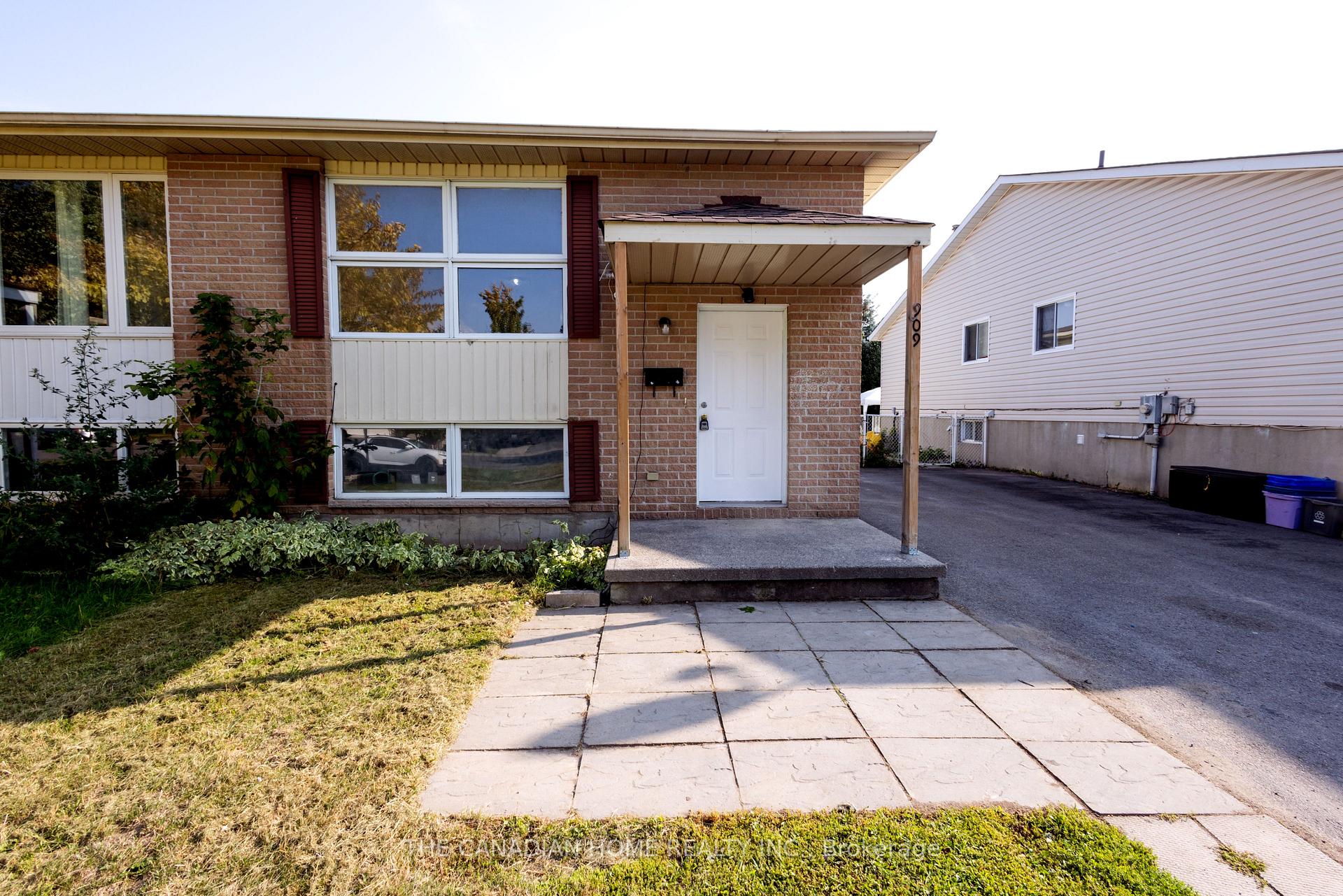 Photo 1 of 909 Uxbridge Crescent, Kingston, East Gardiners Rd — HOMEH