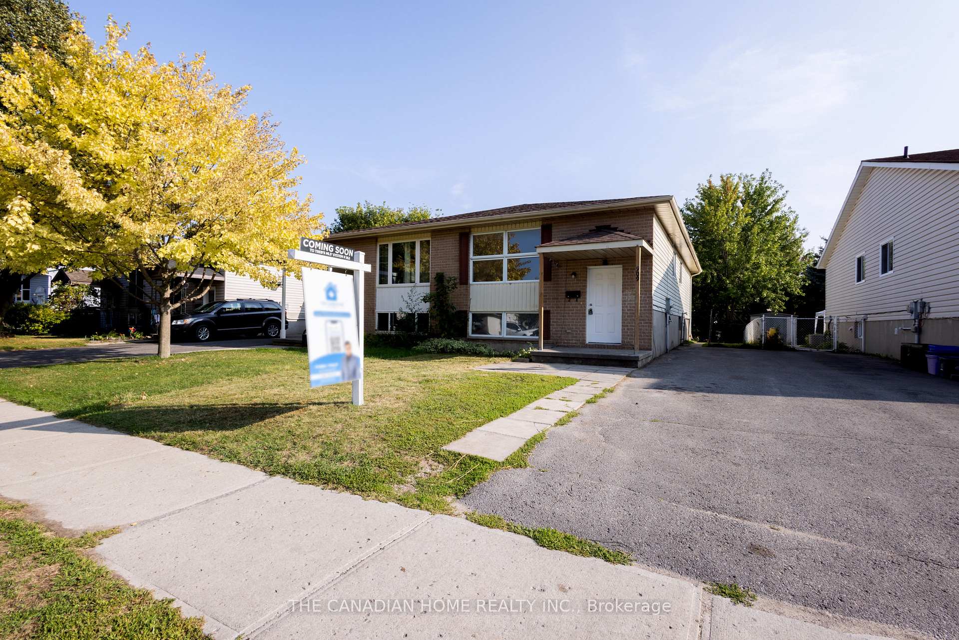 Photo 2 of 909 Uxbridge Crescent, Kingston, East Gardiners Rd — HOMEH