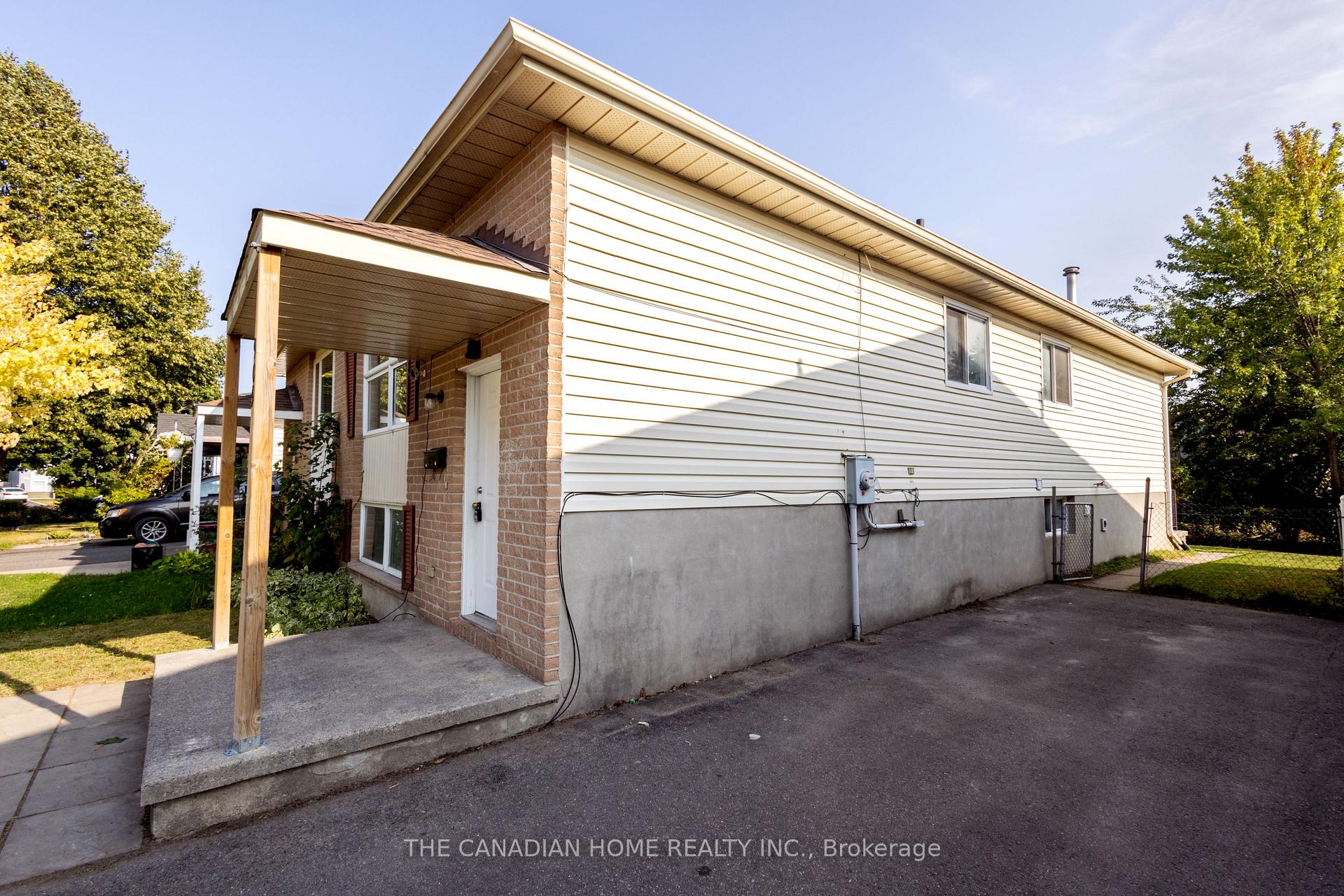 Photo 3 of 909 Uxbridge Crescent, Kingston, East Gardiners Rd — HOMEH