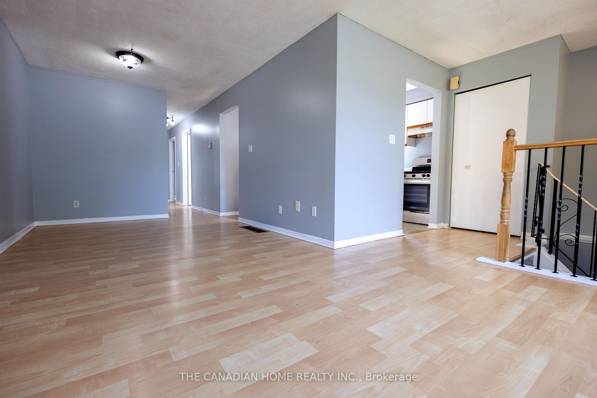 Photo 4 of 909 Uxbridge Crescent, Kingston, East Gardiners Rd — HOMEH