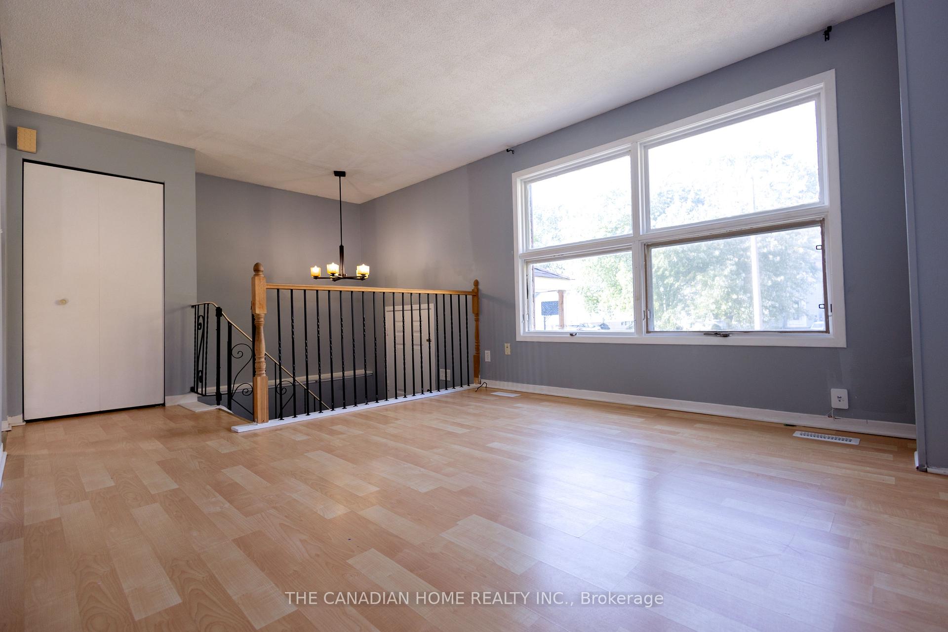 Photo 5 of 909 Uxbridge Crescent, Kingston, East Gardiners Rd — HOMEH