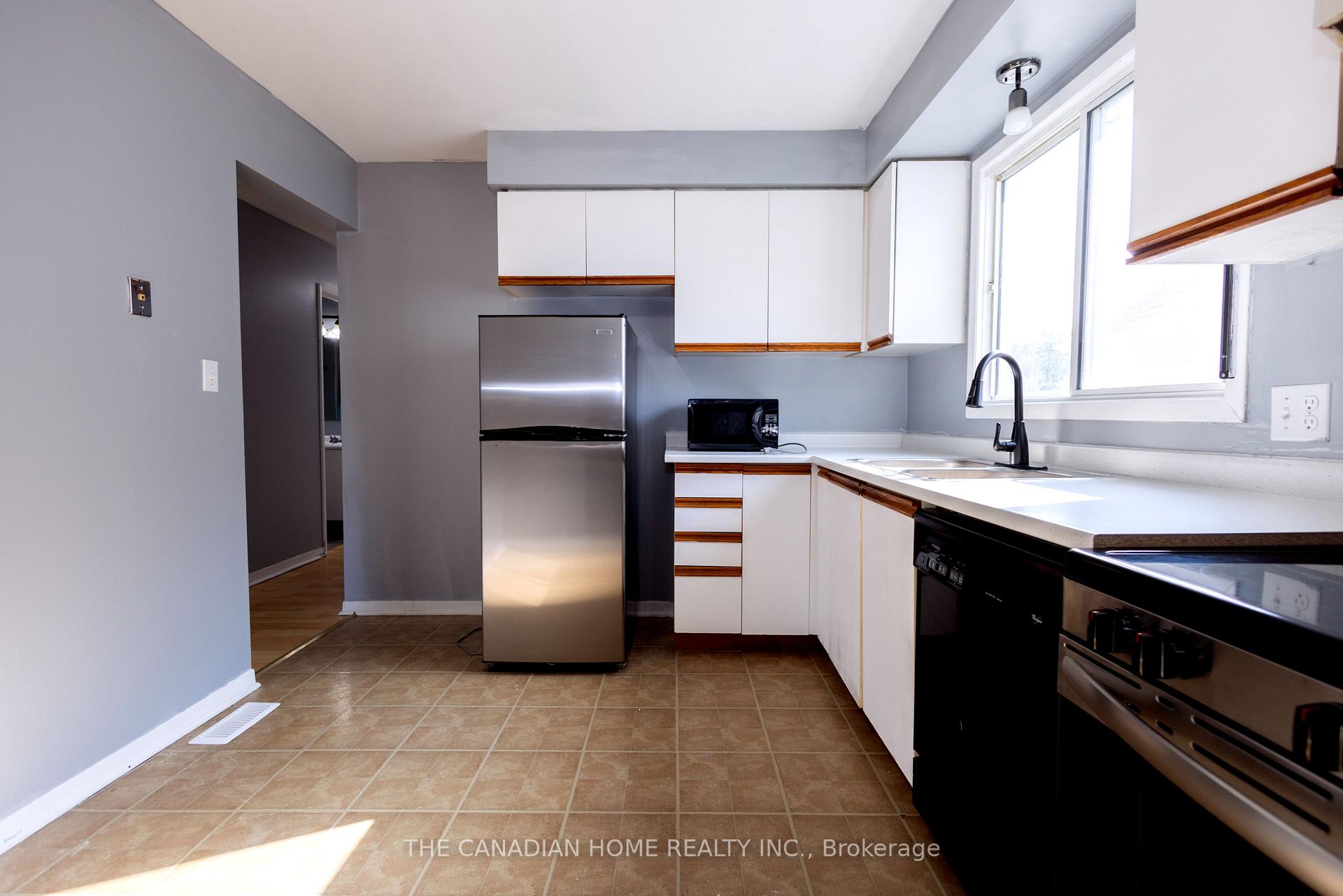 Photo 6 of 909 Uxbridge Crescent, Kingston, East Gardiners Rd — HOMEH