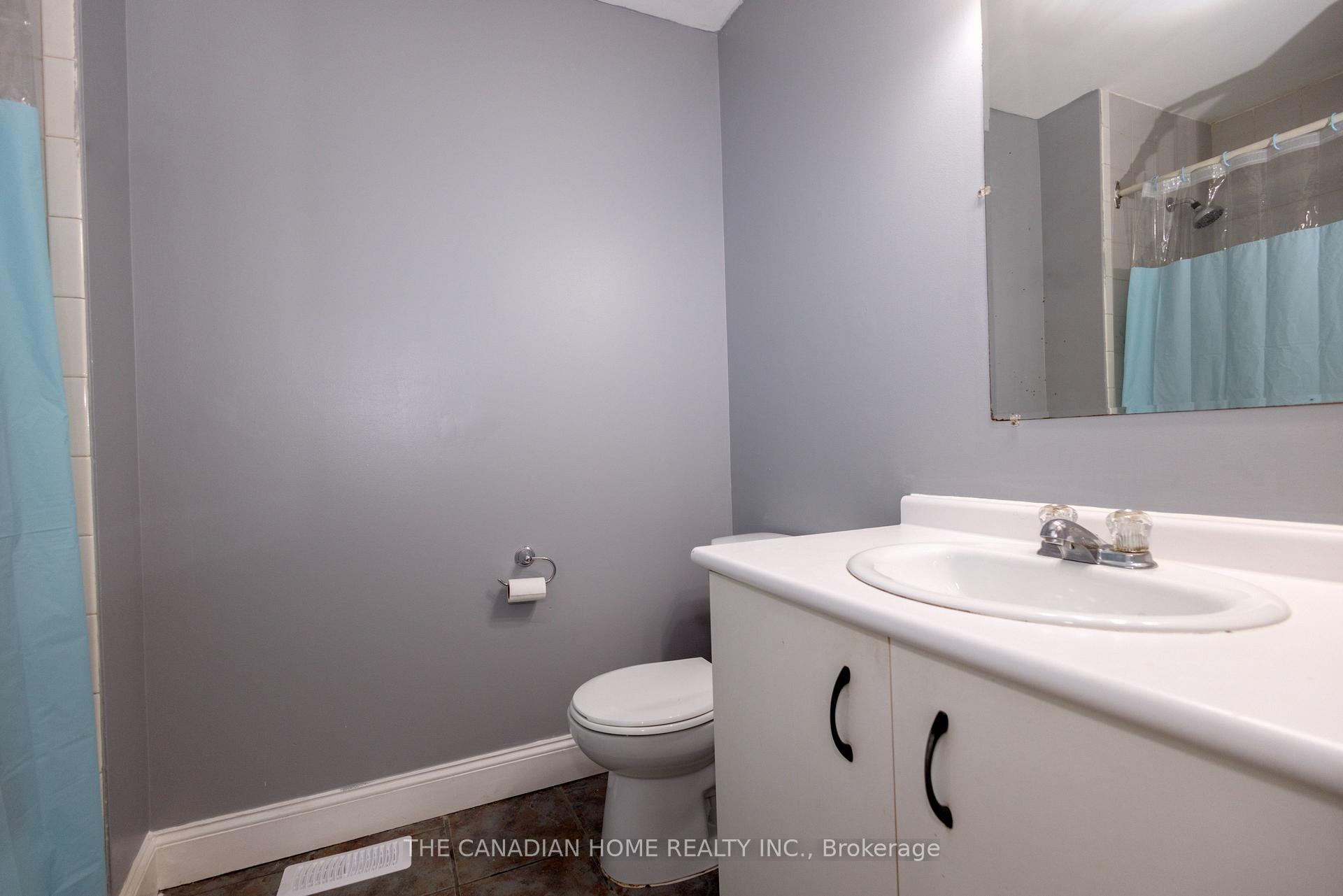 Photo 8 of 909 Uxbridge Crescent, Kingston, East Gardiners Rd — HOMEH