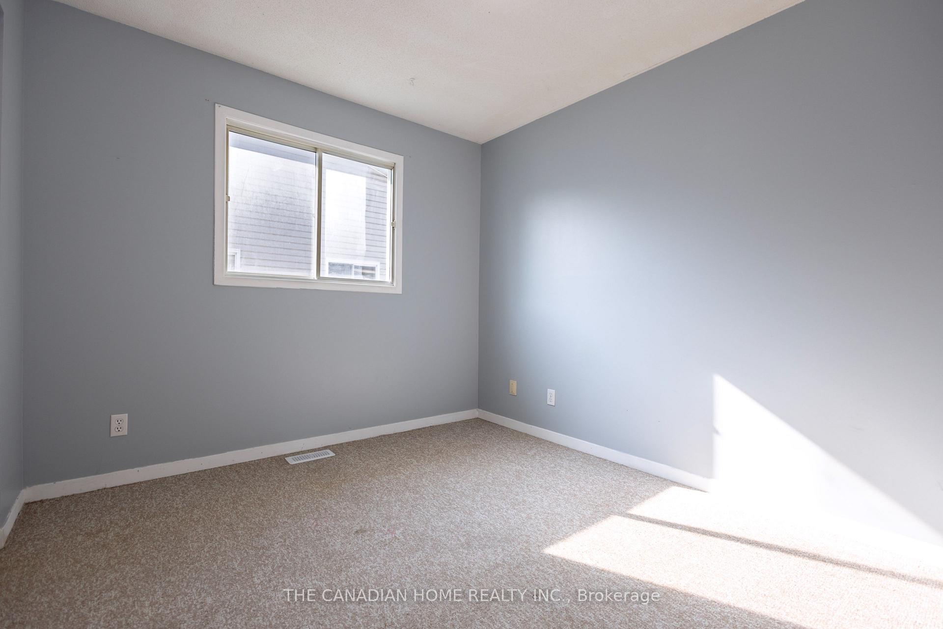 Photo 11 of 909 Uxbridge Crescent, Kingston, East Gardiners Rd — HOMEH