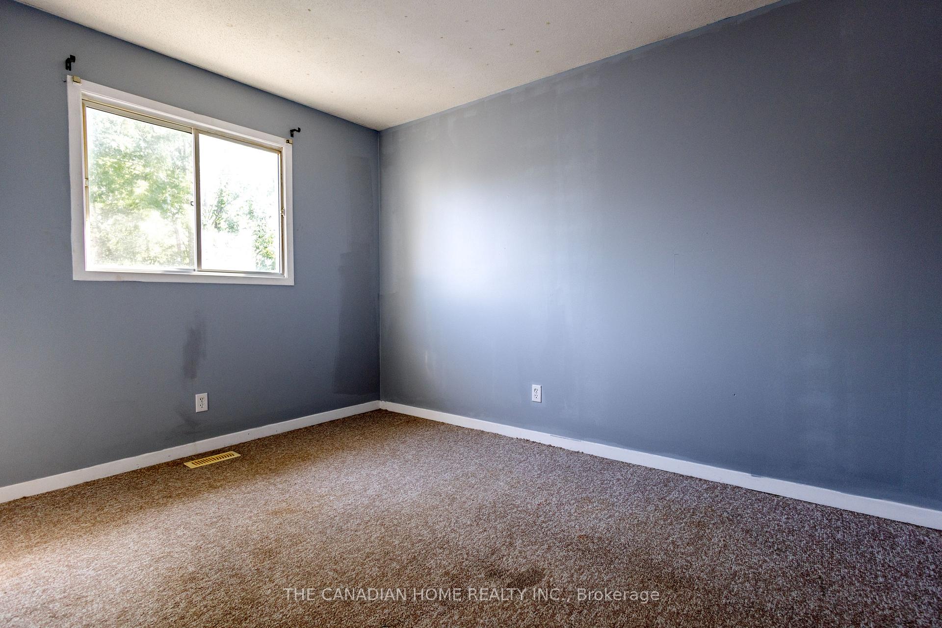 Photo 14 of 909 Uxbridge Crescent, Kingston, East Gardiners Rd — HOMEH
