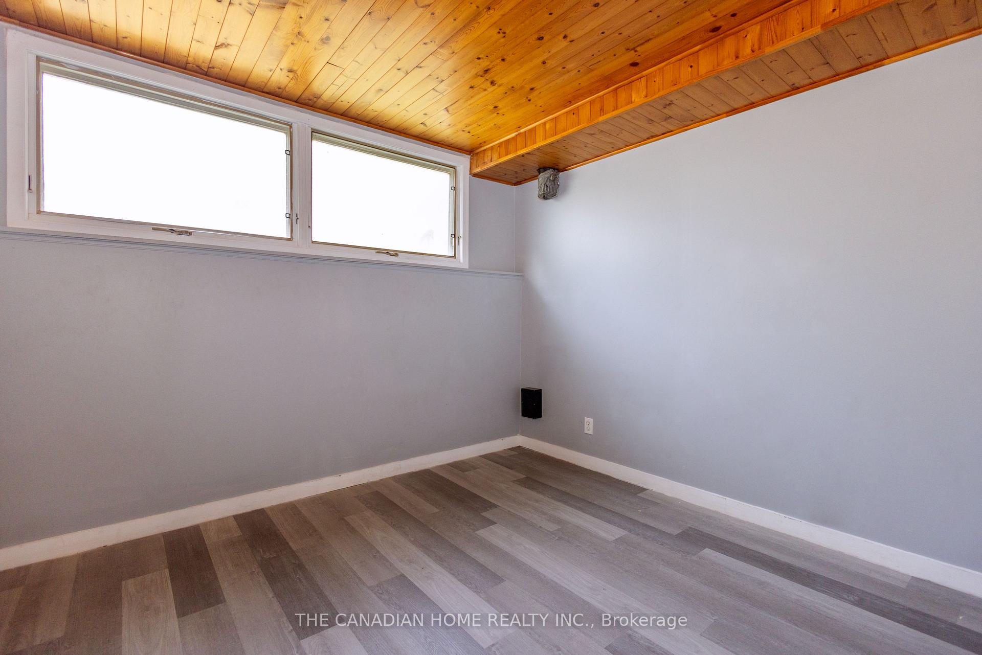 Photo 23 of 909 Uxbridge Crescent, Kingston, East Gardiners Rd — HOMEH