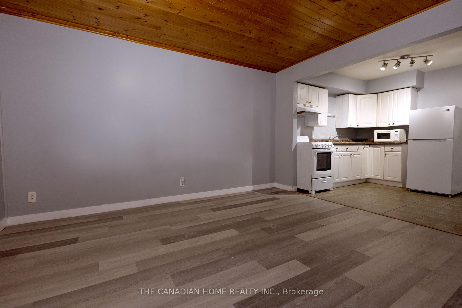 Photo 33 of 909 Uxbridge Crescent, Kingston, East Gardiners Rd — HOMEH