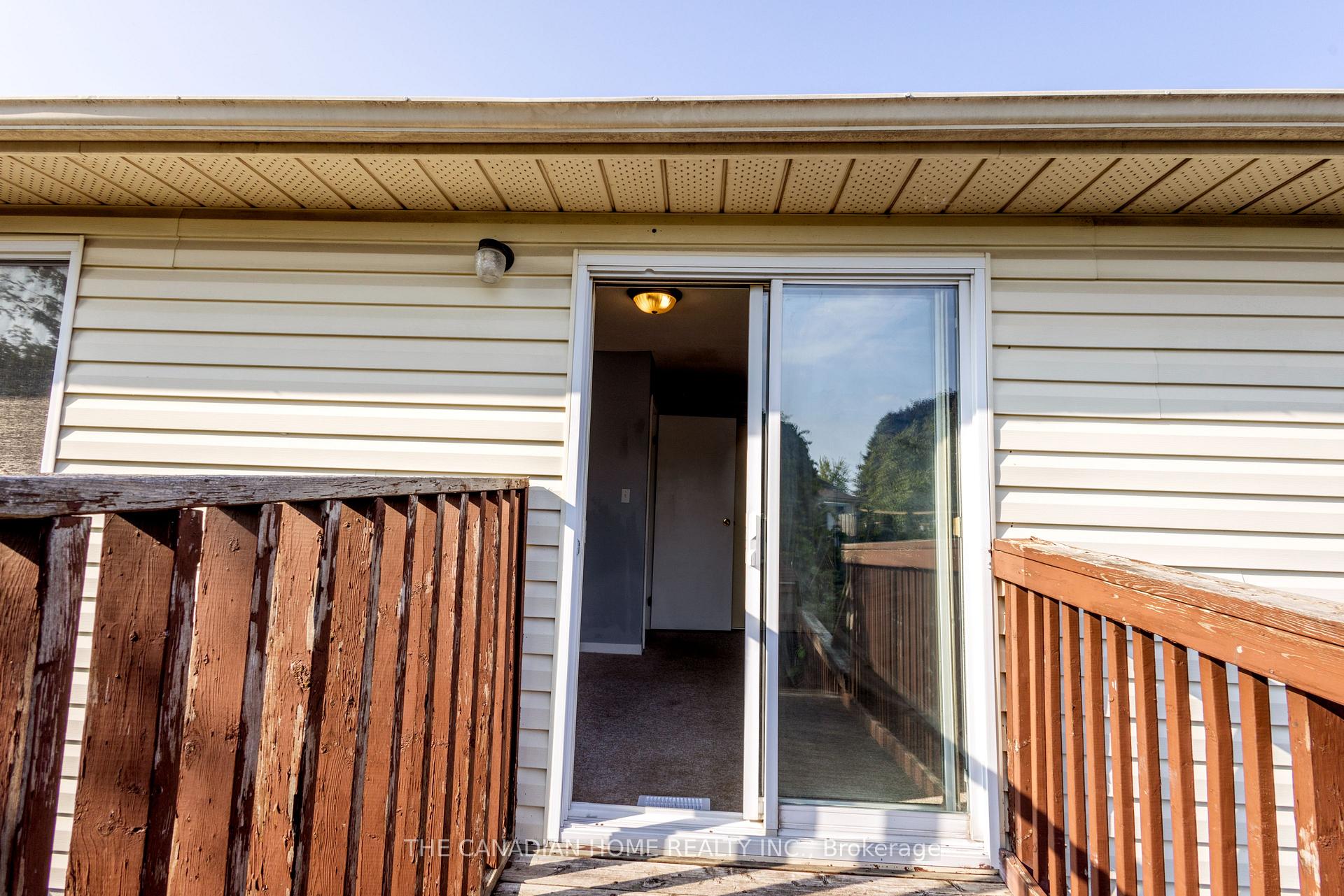 Photo 41 of 909 Uxbridge Crescent, Kingston, East Gardiners Rd — HOMEH