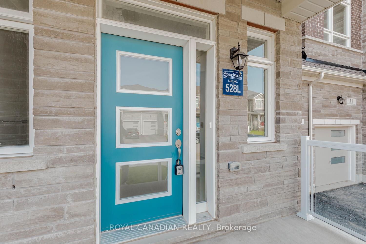 Photo 2 of 9 Holcomb Terrace, Hamilton, Waterdown — HOMEH