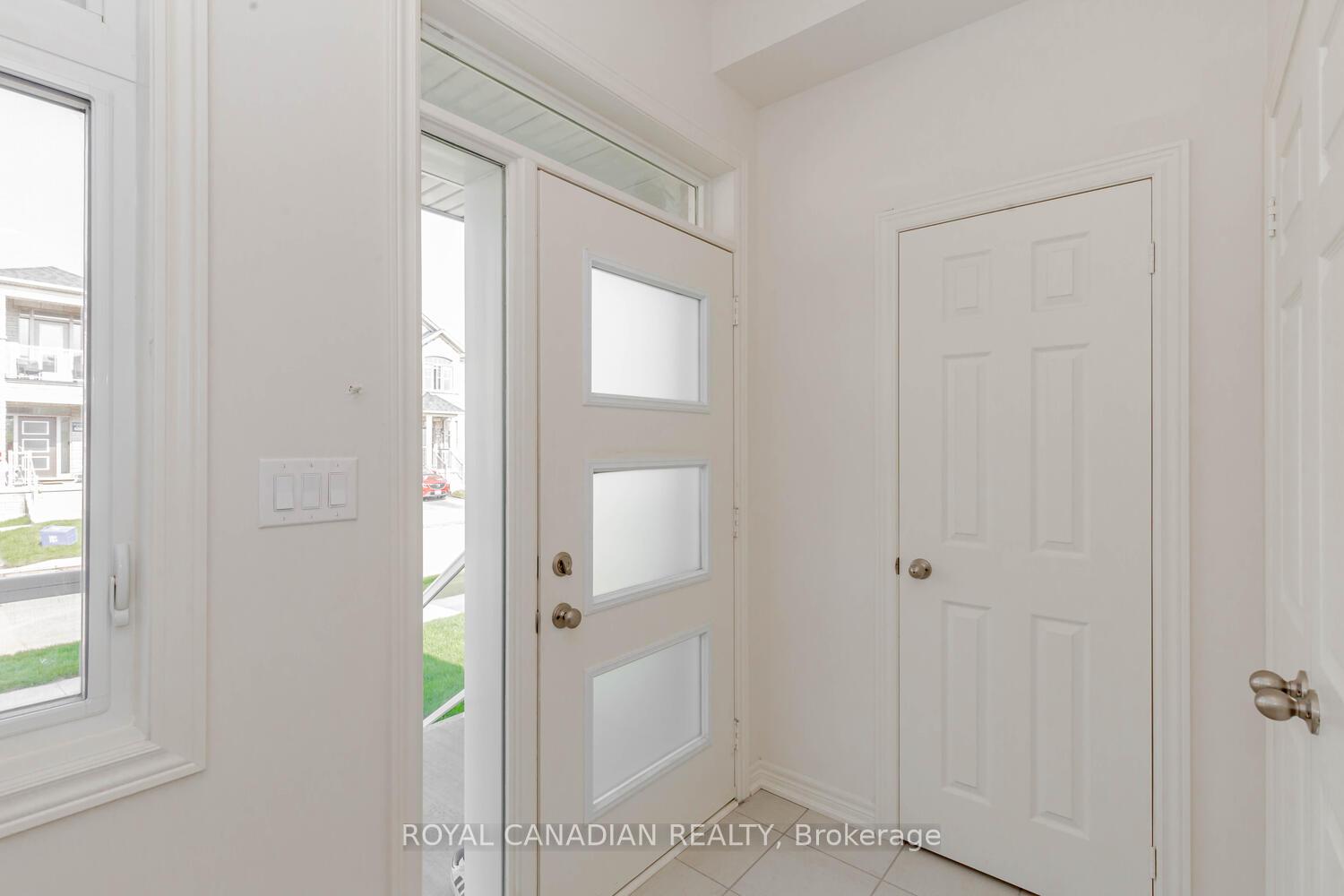 Photo 3 of 9 Holcomb Terrace, Hamilton, Waterdown — HOMEH