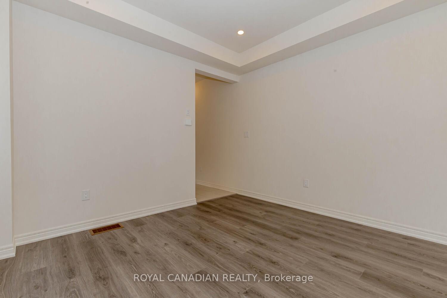Photo 6 of 9 Holcomb Terrace, Hamilton, Waterdown — HOMEH