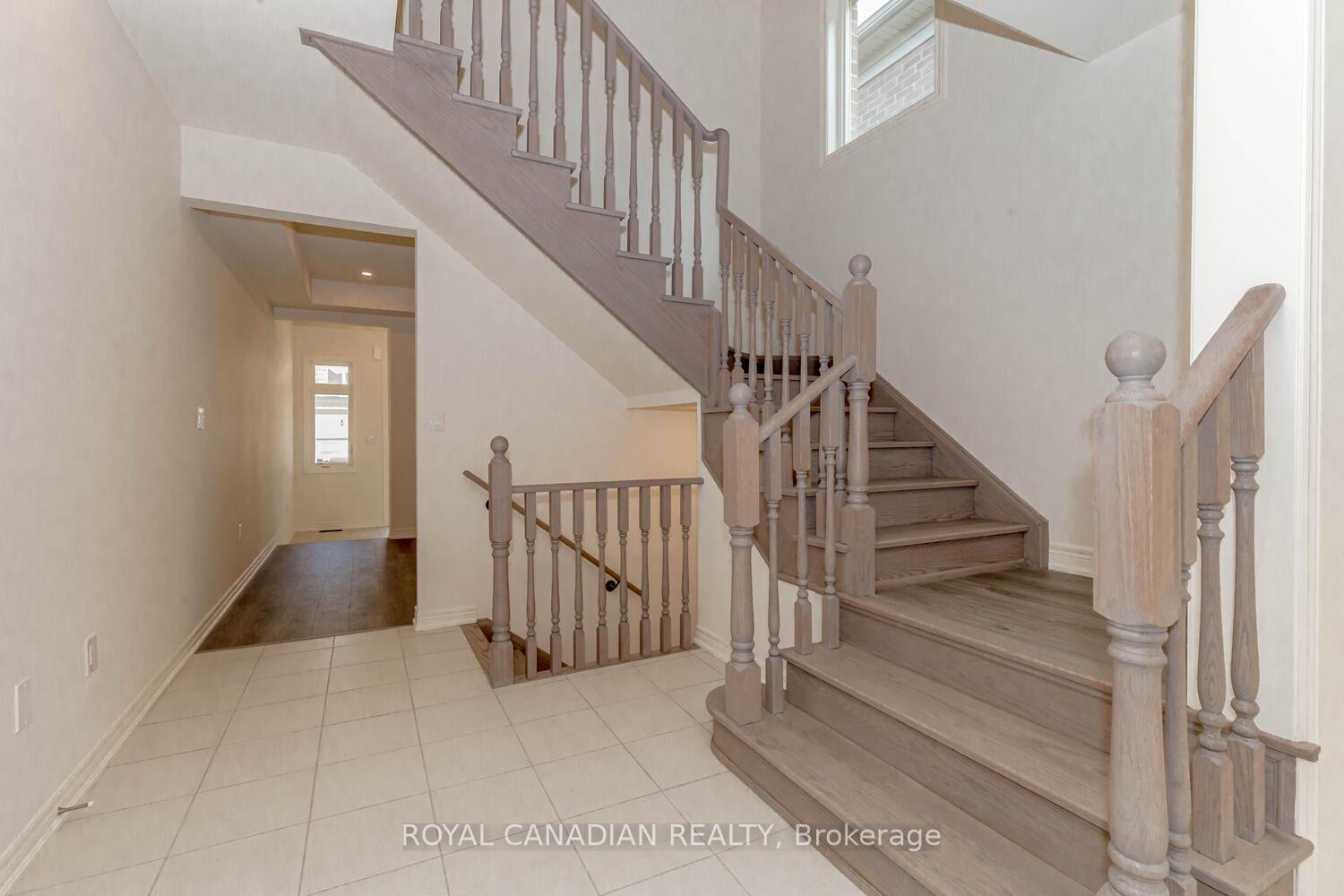 Photo 7 of 9 Holcomb Terrace, Hamilton, Waterdown — HOMEH