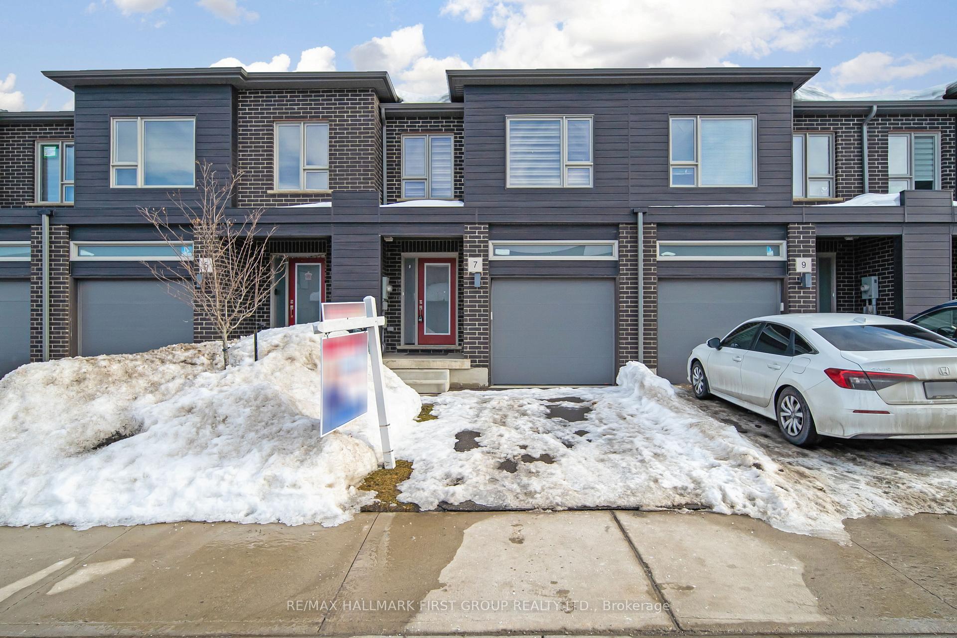 Photo 2 of 7 Pony Way, Kitchener — HOMEH