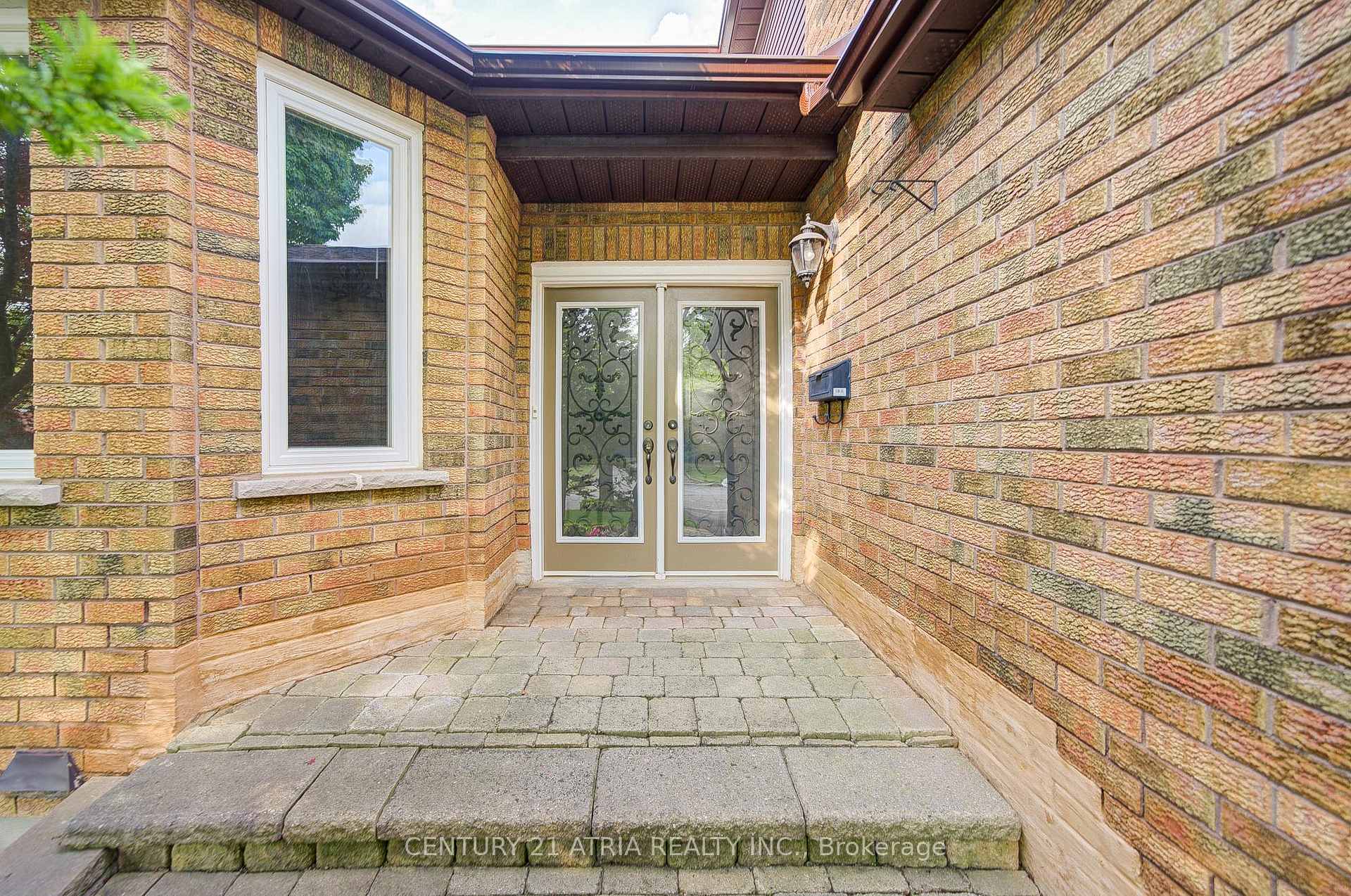 Photo 3 of 61 Brooklyn Crescent, Markham, Markville — HOMEH