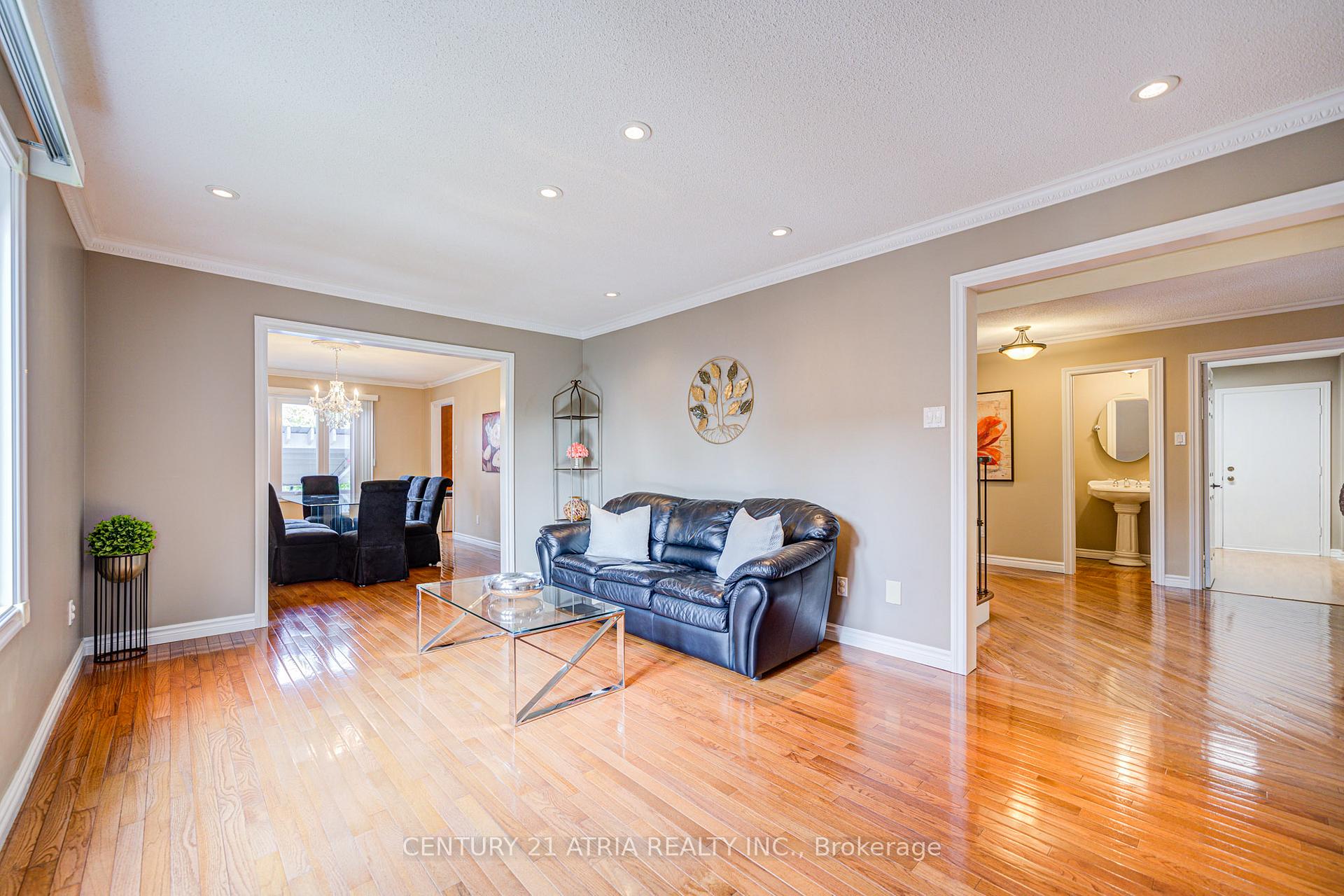Photo 11 of 61 Brooklyn Crescent, Markham, Markville — HOMEH