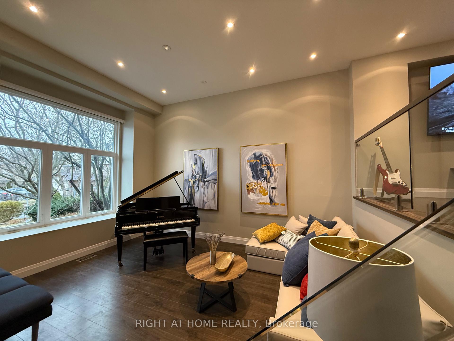 Photo 2 of 58 Holm Crescent, Markham, Aileen-Willowbrook — HOMEH