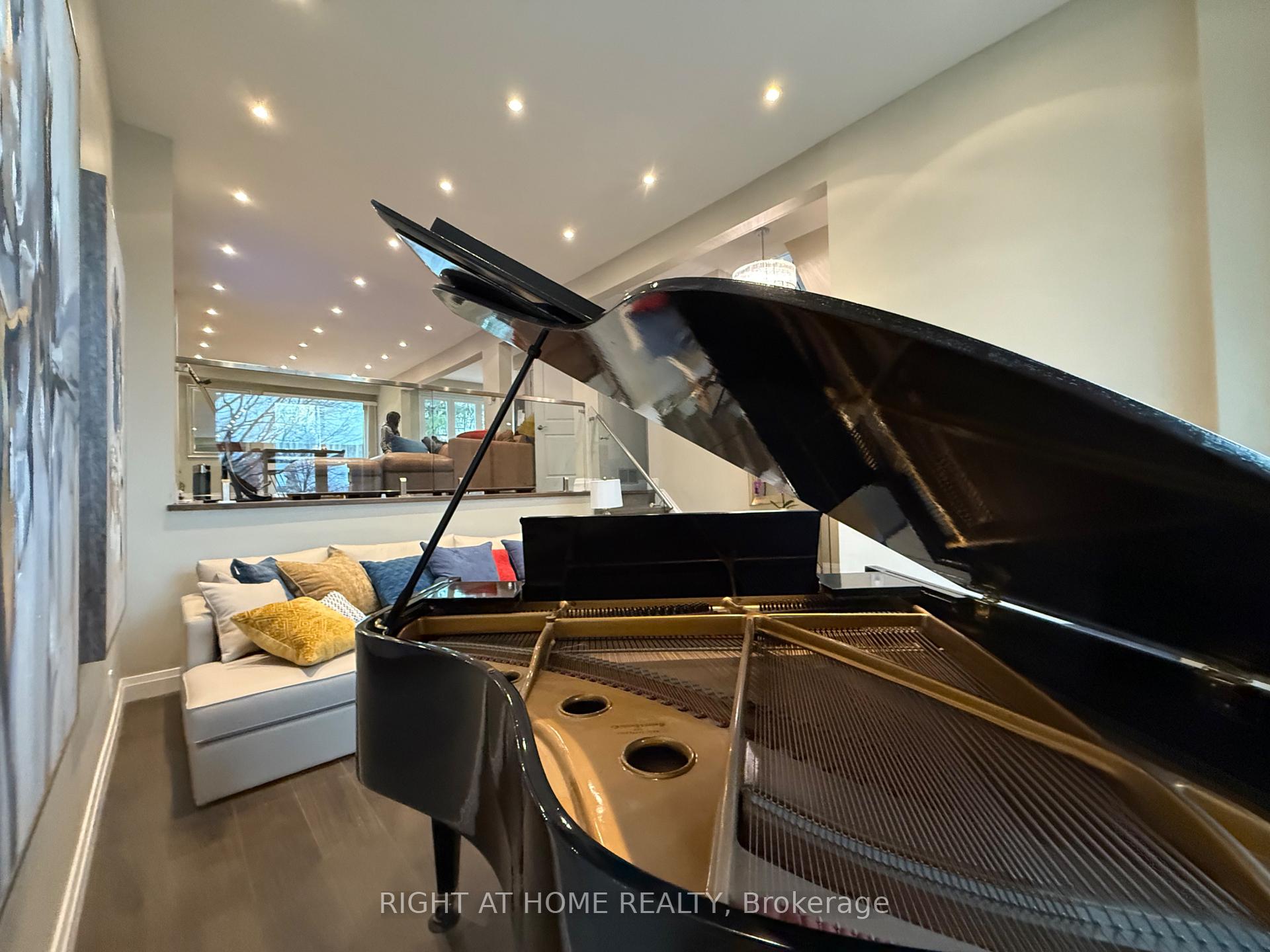 Photo 5 of 58 Holm Crescent, Markham, Aileen-Willowbrook — HOMEH