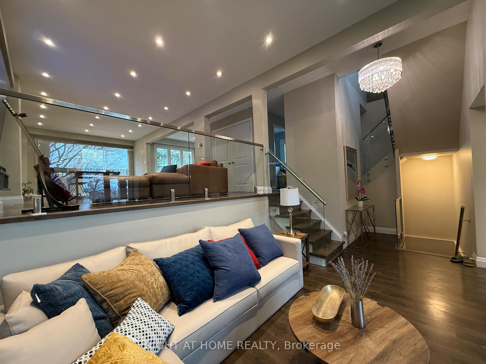 Photo 6 of 58 Holm Crescent, Markham, Aileen-Willowbrook — HOMEH