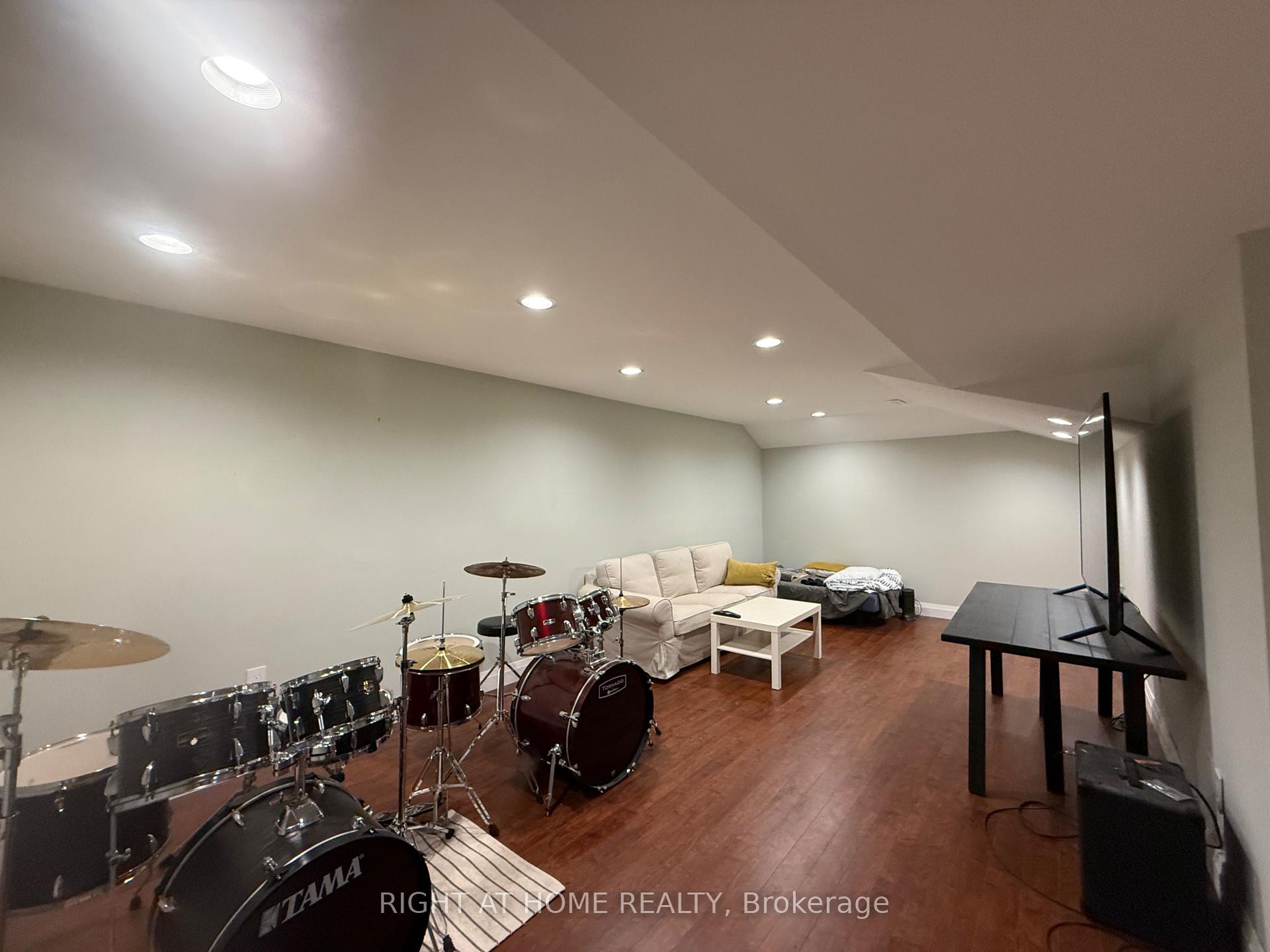 Photo 28 of 58 Holm Crescent, Markham, Aileen-Willowbrook — HOMEH