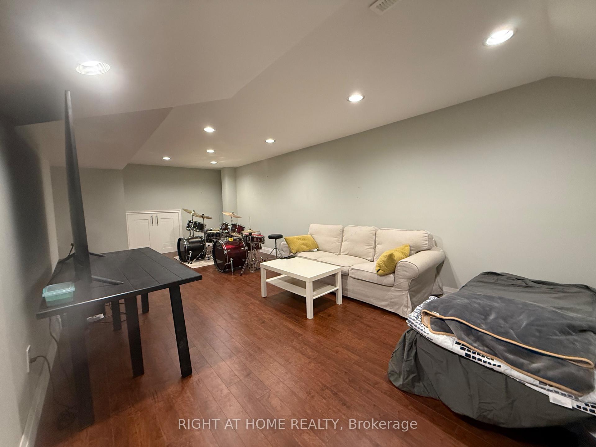 Photo 29 of 58 Holm Crescent, Markham, Aileen-Willowbrook — HOMEH