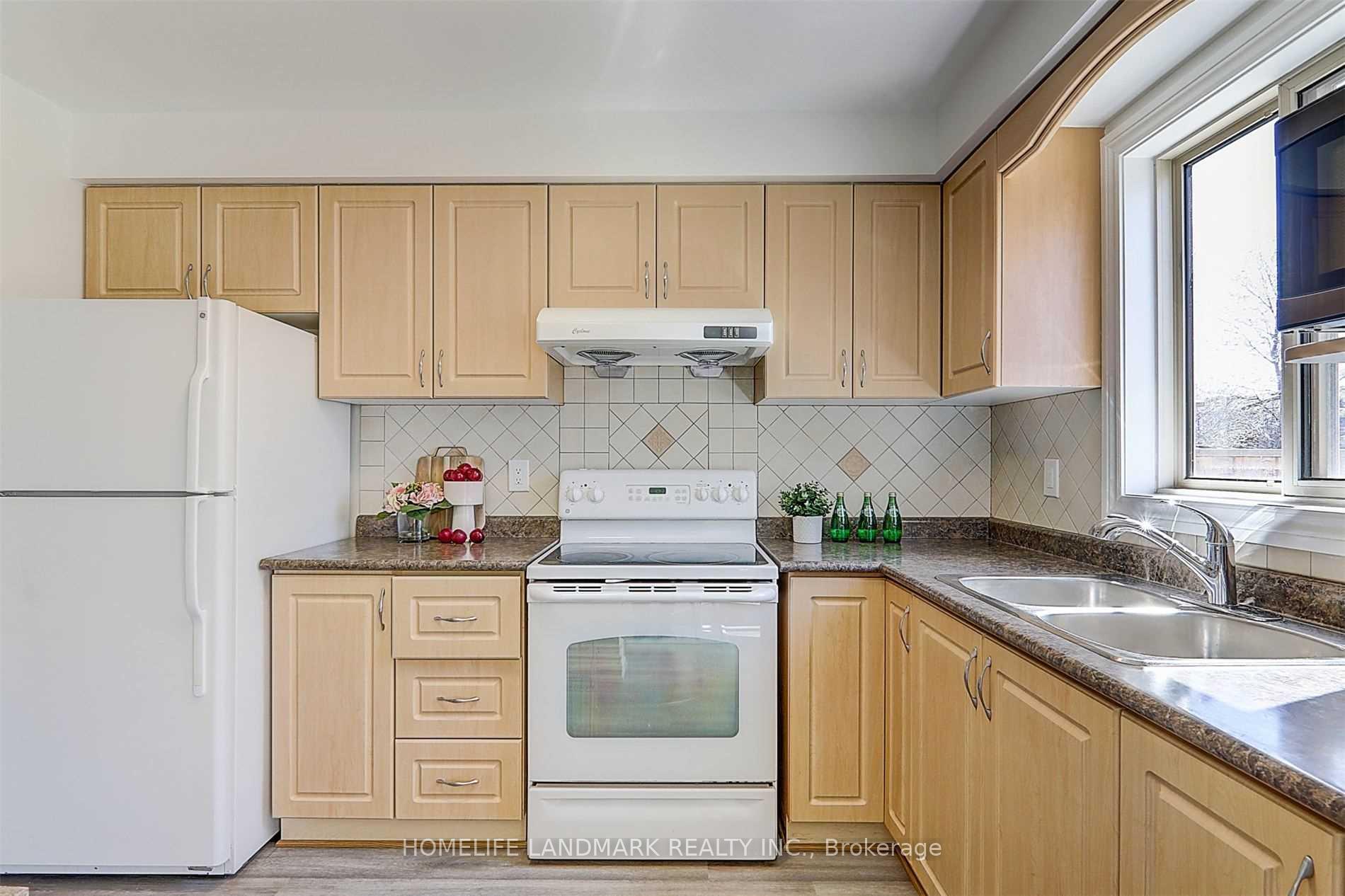 Photo 14 of 17 Debden Road, Markham, Milliken Mills East — HOMEH