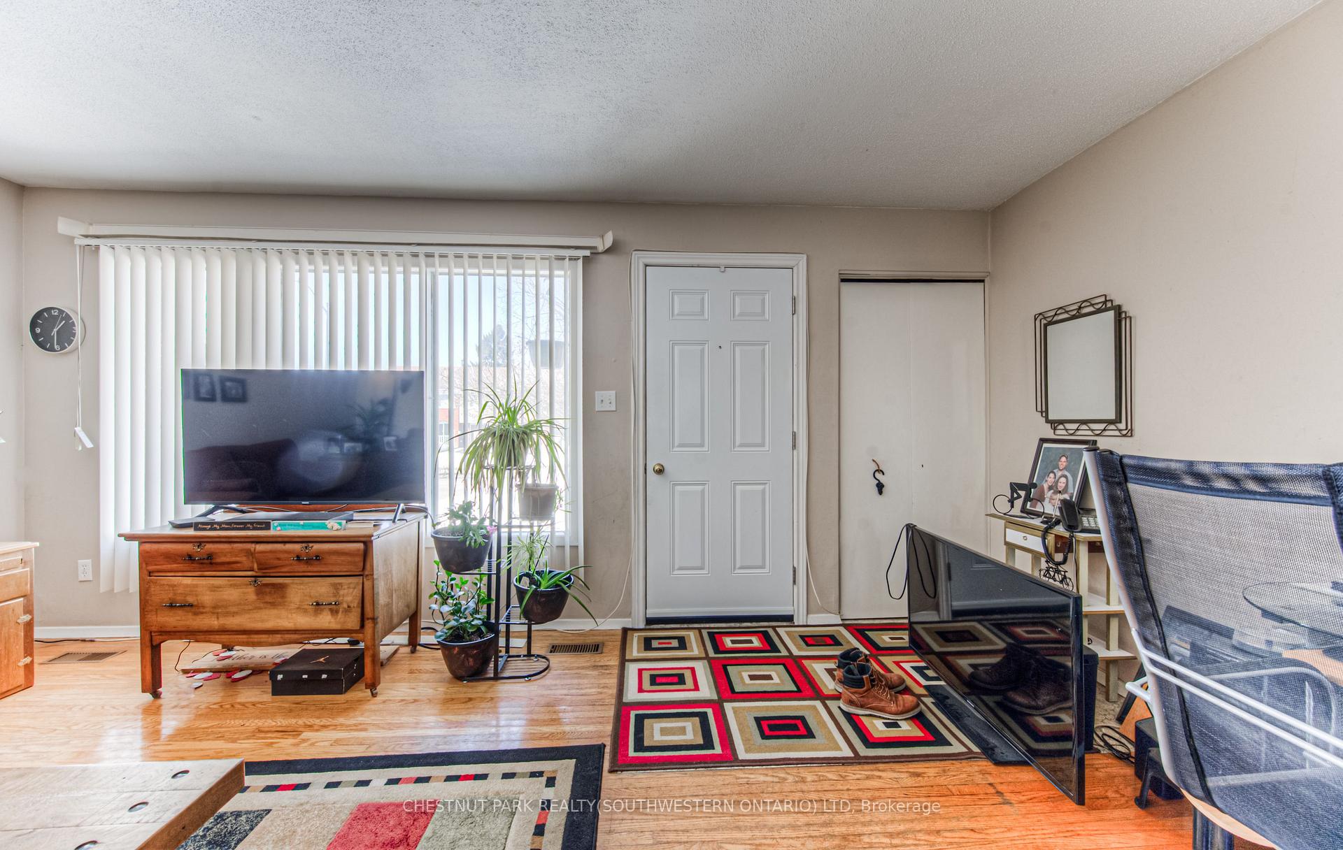 Photo 5 of 65 Overlea Drive, Kitchener — HOMEH