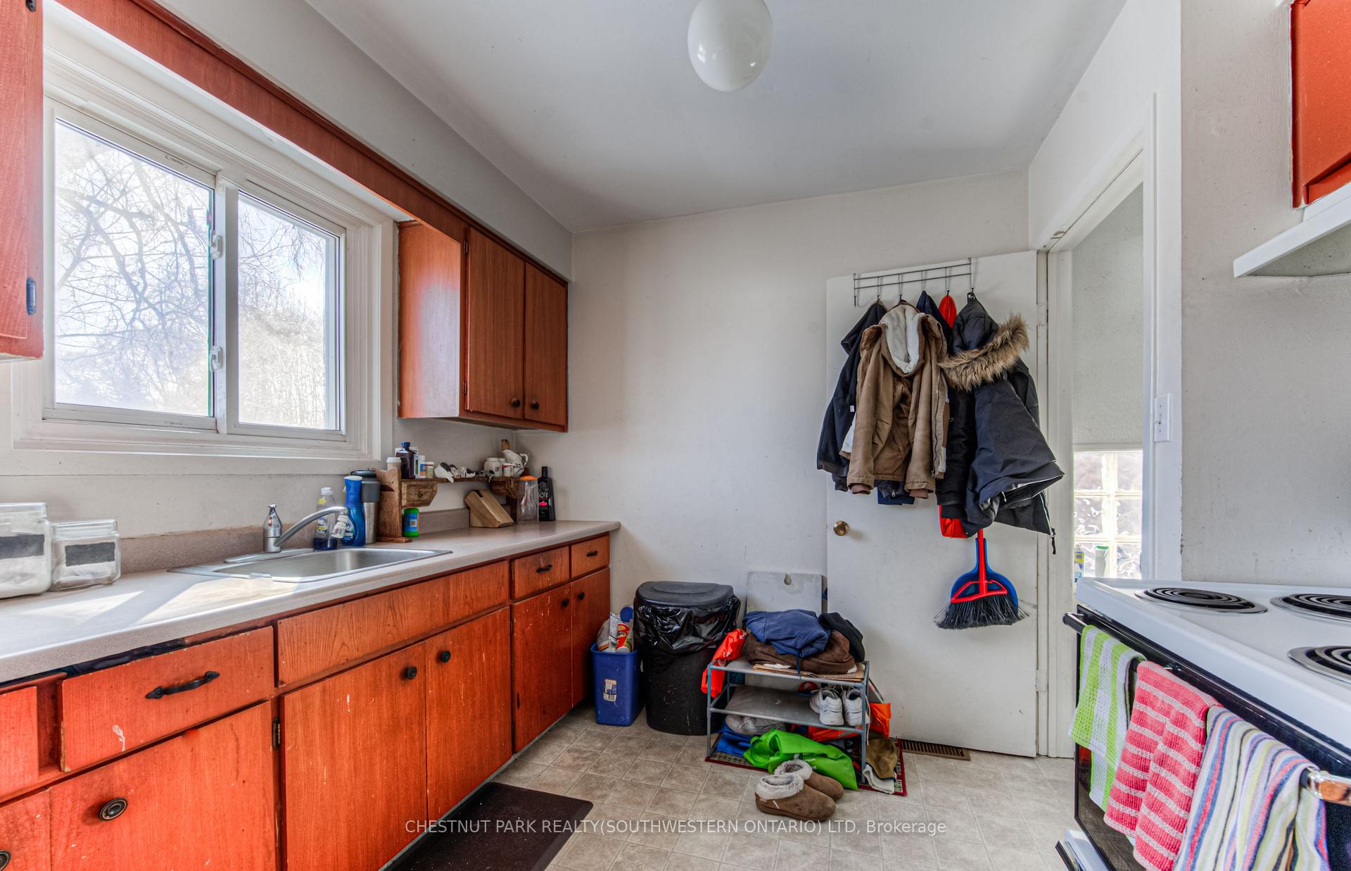 Photo 10 of 65 Overlea Drive, Kitchener — HOMEH